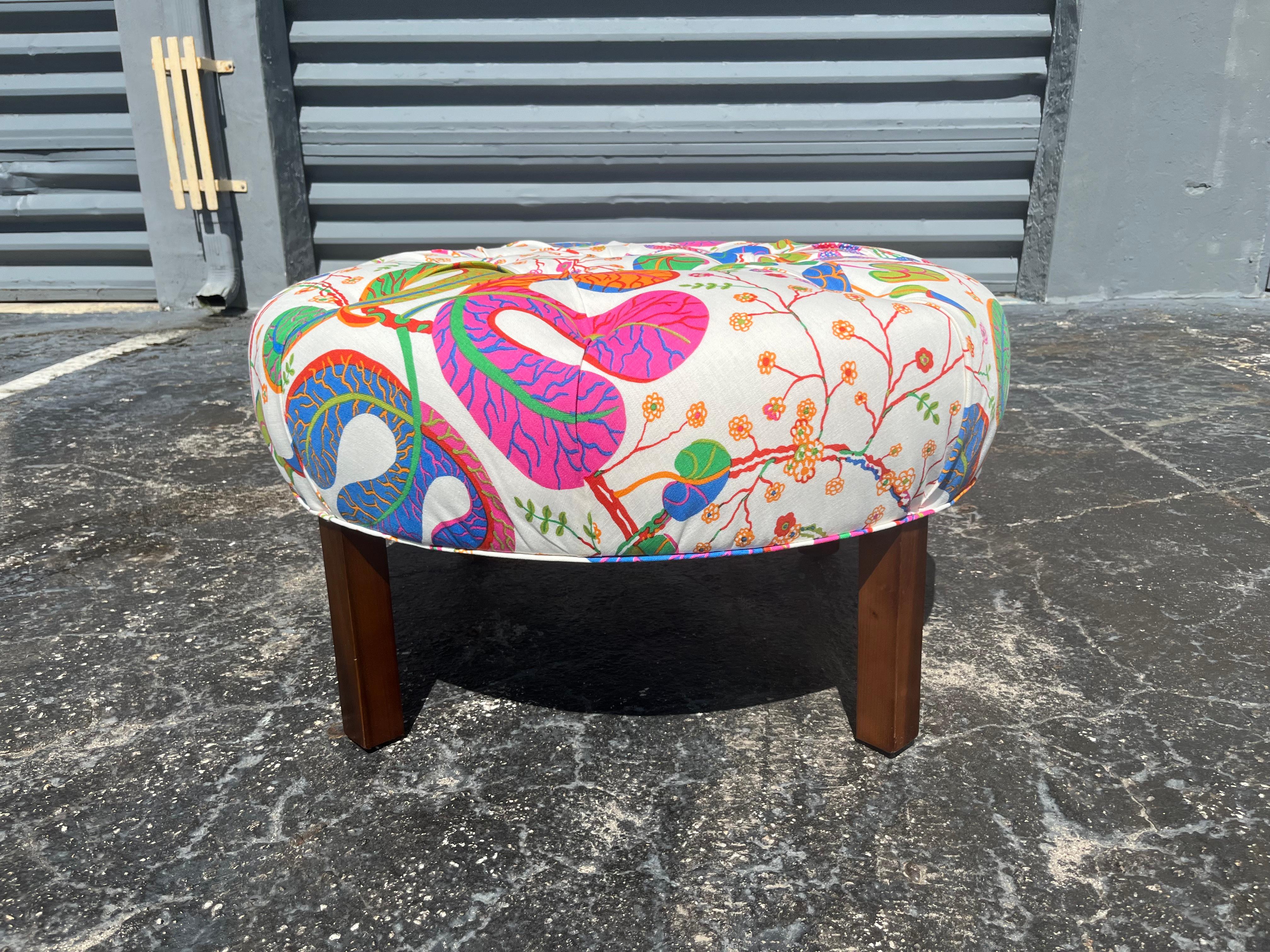 Fin du 20e siècle Grand pouf rond Josef Frank Teheran en lin en vente