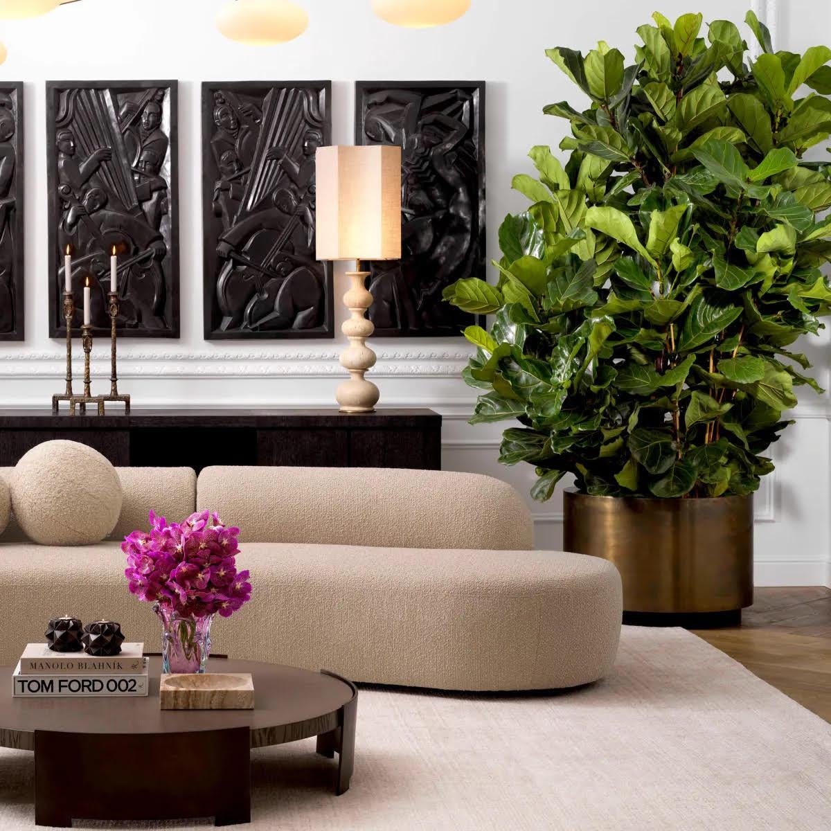Large, round planter in patinated brass with a black base, handcrafted.

This large planter stands out for its smooth, slightly reflective surface and captivating colors.
Its patinated brass finish features a metallic gold blending into deep bronze