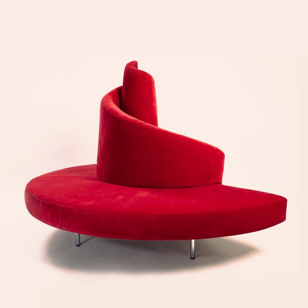 Großes rundes Sofa aus rotem Samt mit Turm von Edra  im Angebot 6