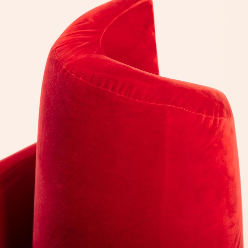 Großes rundes Sofa aus rotem Samt mit Turm von Edra  im Zustand „Gut“ im Angebot in Zevenaar, NL