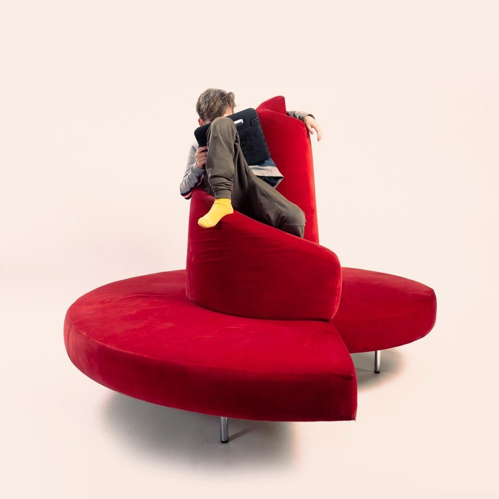 Großes rundes Sofa aus rotem Samt mit Turm von Edra  (21. Jahrhundert und zeitgenössisch) im Angebot