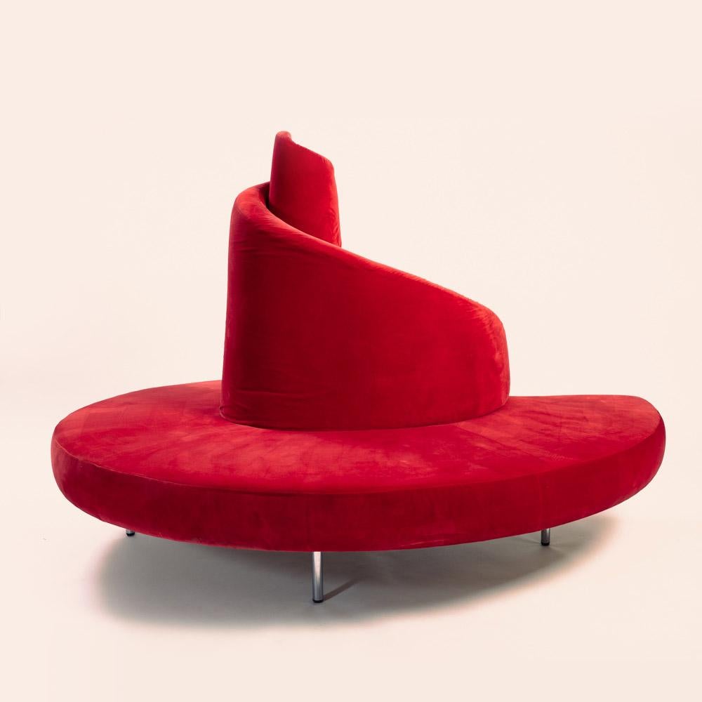 Großes rundes Sofa aus rotem Samt mit Turm von Edra  (Stahl) im Angebot