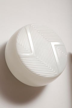 Grande lampada da parete Art&Deco in vetro bianco lattiginoso a rilievo con cornice in metallo nero