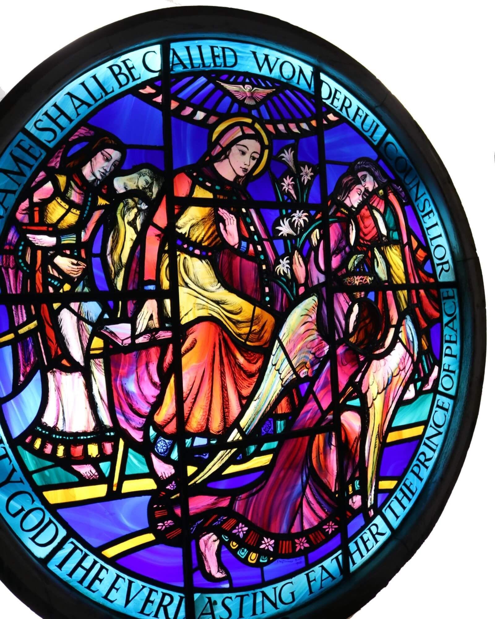 Dieses schöne runde Glasfenster schmückte einst die ehemalige Pfarrkirche in Glenlivet, Schottland. Es stammt aus der Mitte des 20. Jahrhunderts und ist vom Künstler C. W. Florence signiert und datiert, einem talentierten Glasmaler und ehemaligen