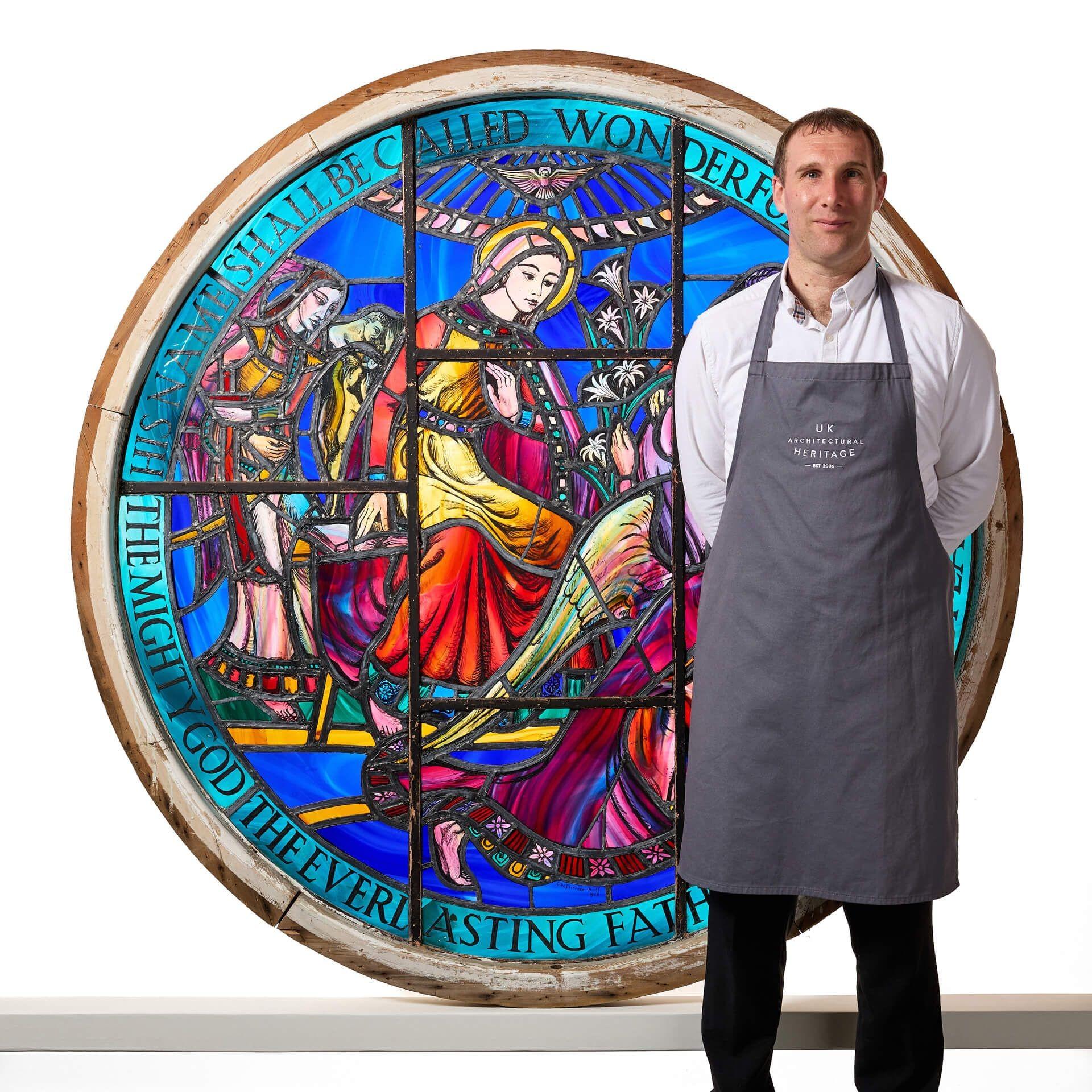 Ce magnifique vitrail rond décorait autrefois l'ancienne église paroissiale de Glenlivet, en Écosse. Datant du milieu du XXe siècle, il est signé et daté par l'artiste C.W. C&W, vitrailliste de talent et ancien professeur principal d'Art à l'école