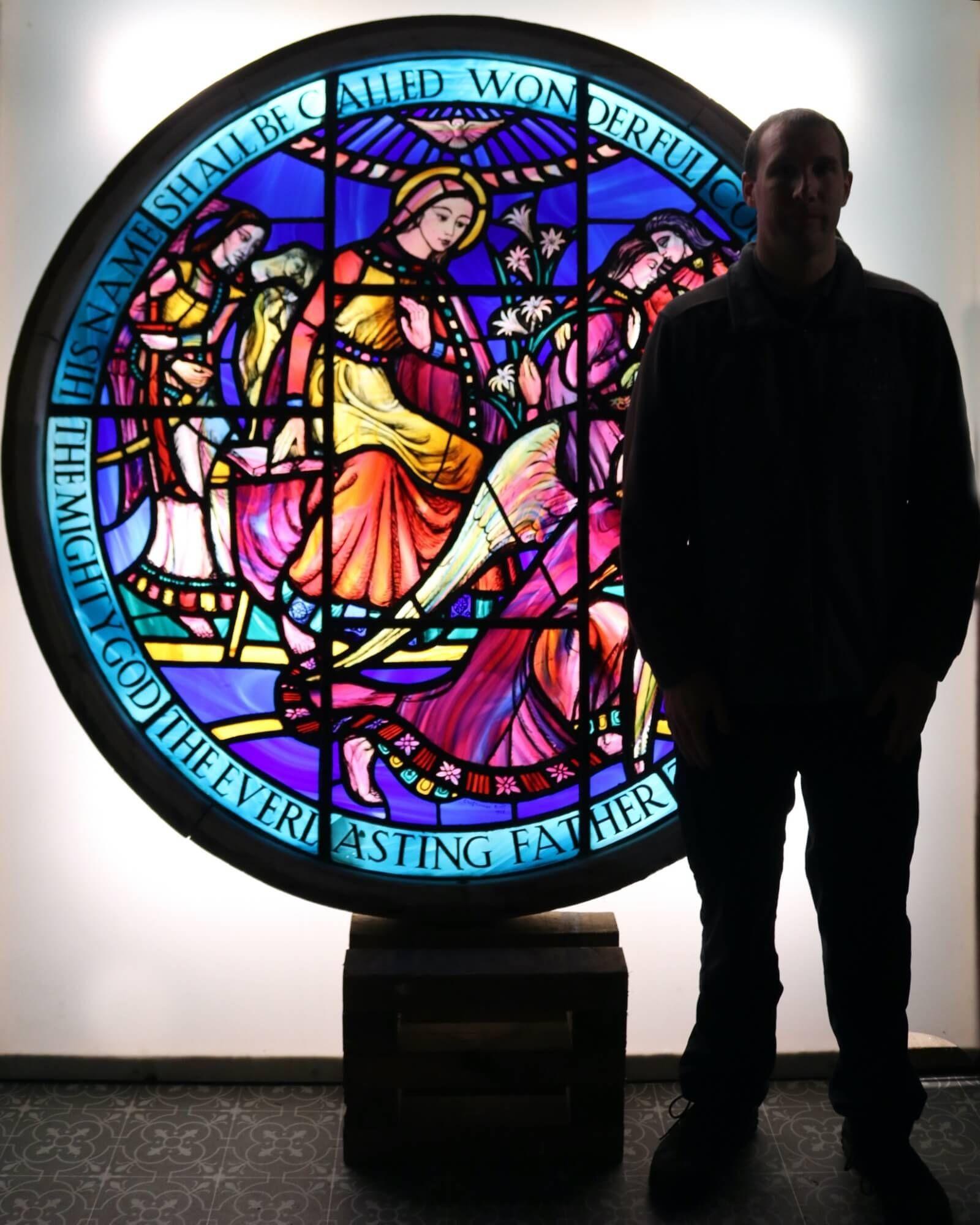 Großes rundes religiöses schottisches Kirchenfenster aus Glas (Moderne der Mitte des Jahrhunderts) im Angebot