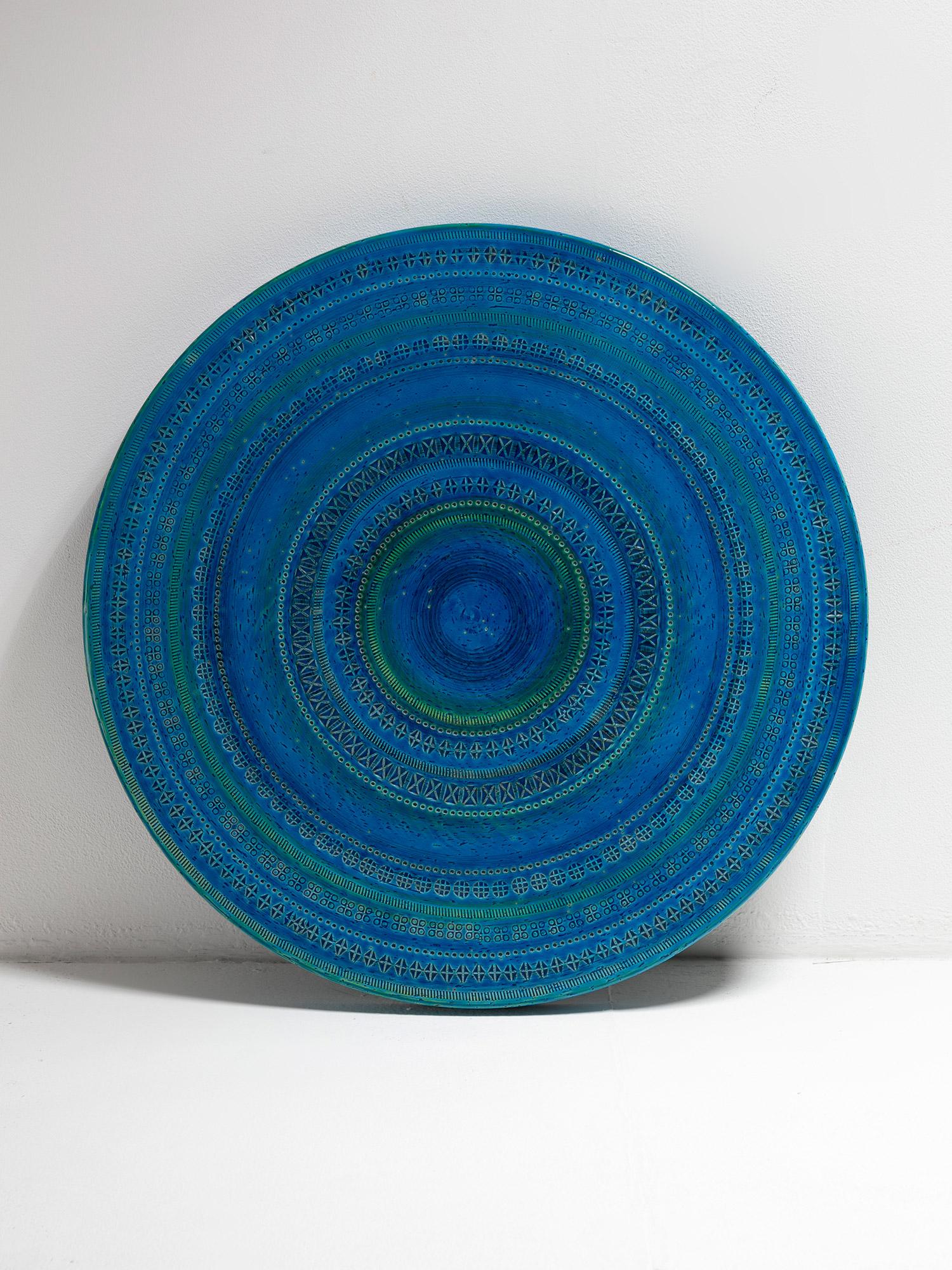 Scarce decorative wall plate by Aldo Londi for Bitossi.
The large piece features typical engraved detailed decoration of this Rimini Blu design.