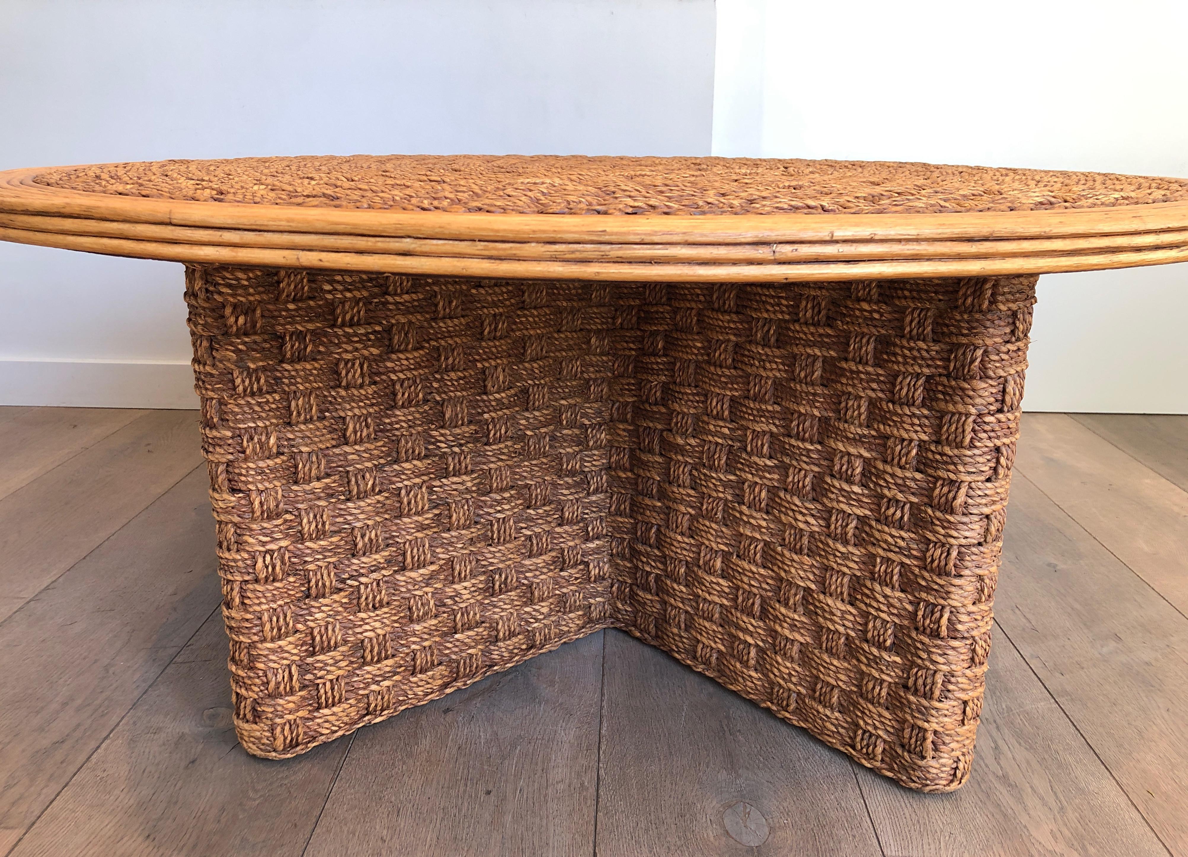 Large Round Rope and Wood Coffee Table in the Style of Audoux Minet, circa 1970 In Good Condition For Sale In Marcq-en-Barœul, Hauts-de-France