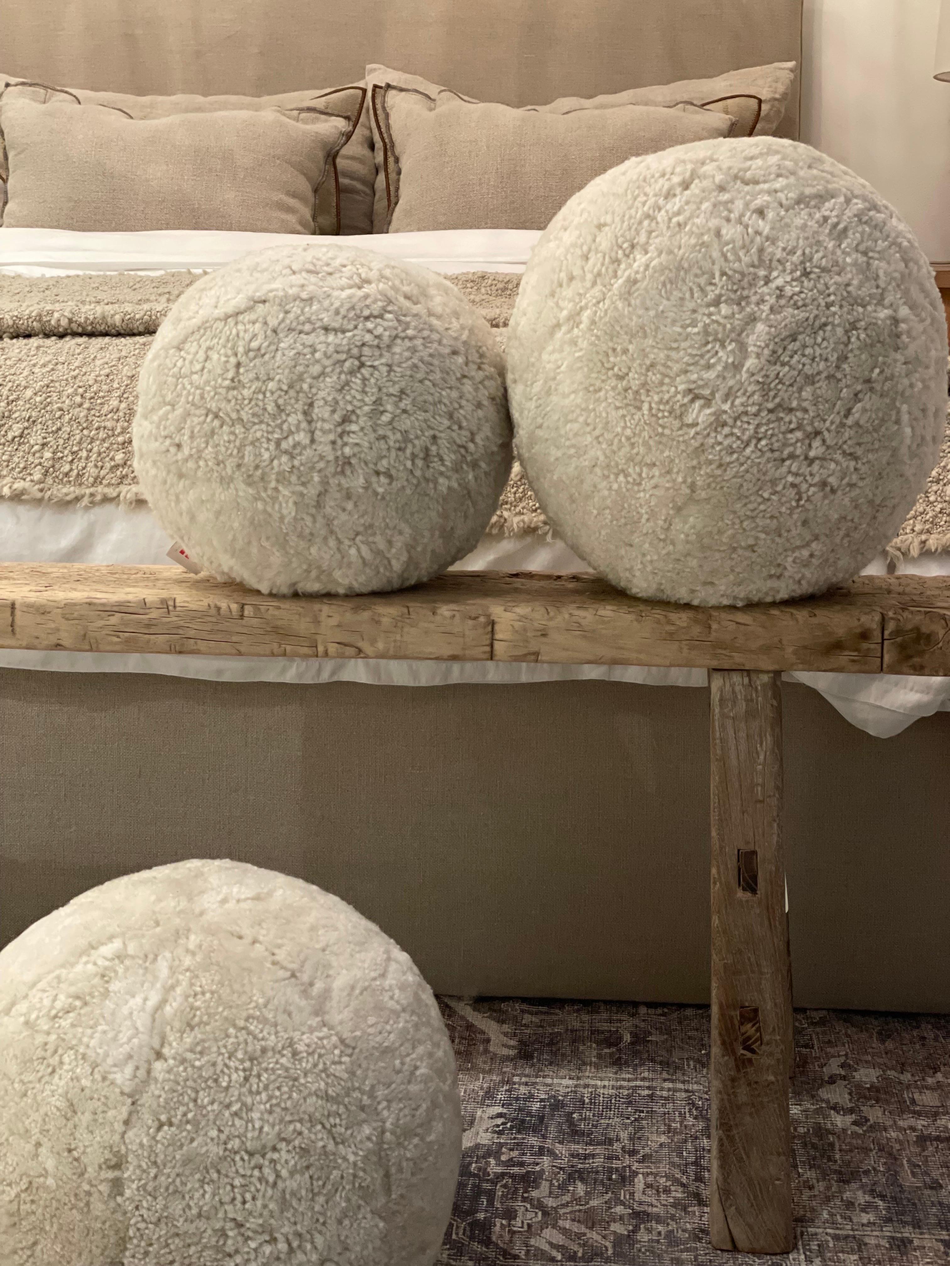 Grand coussin rond Sherpa Sphere en perles naturelles Neuf - En vente à Old Town Orange, CA
