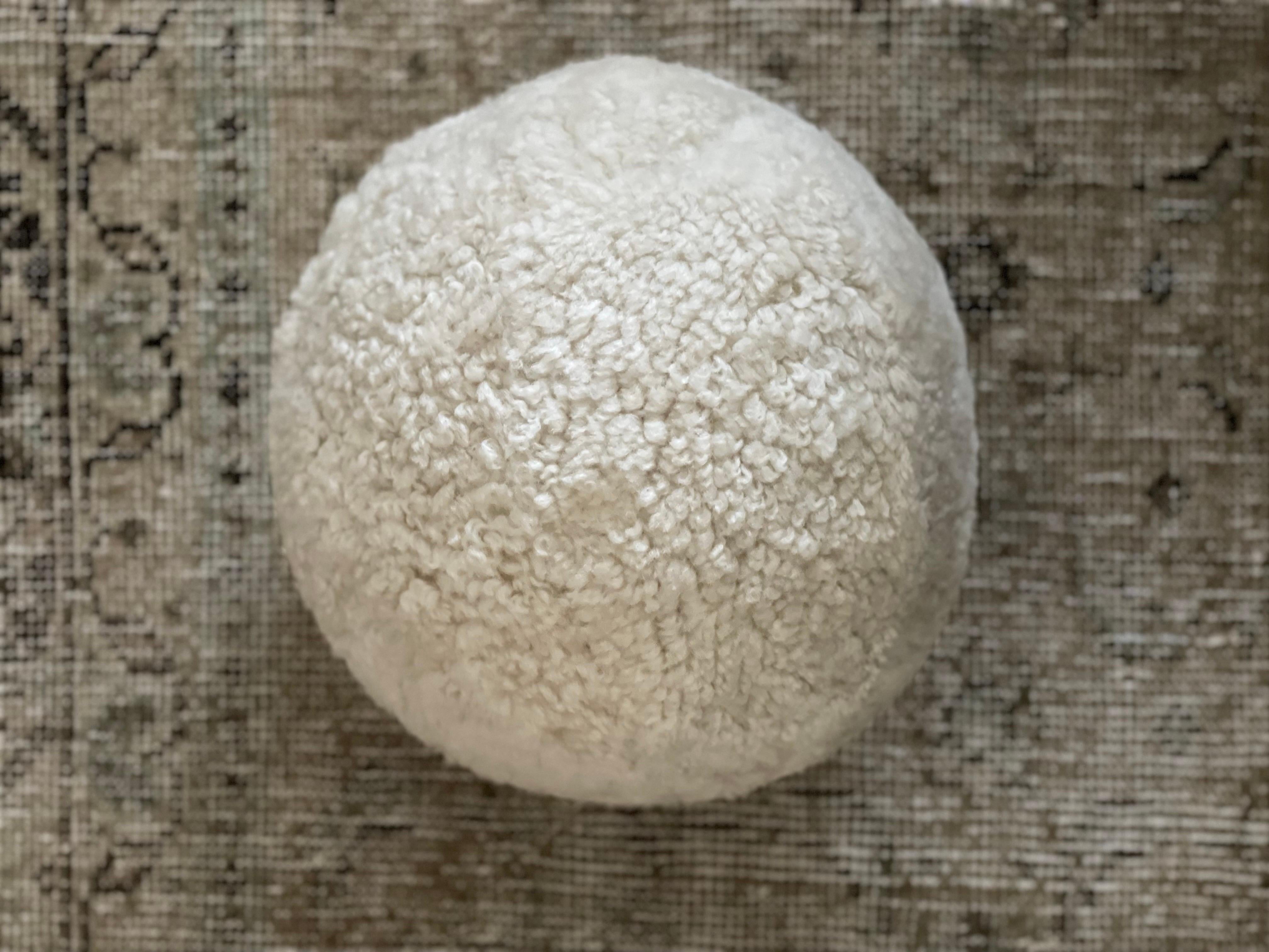 XXIe siècle et contemporain Grand coussin rond Sherpa Sphere en perles naturelles en vente