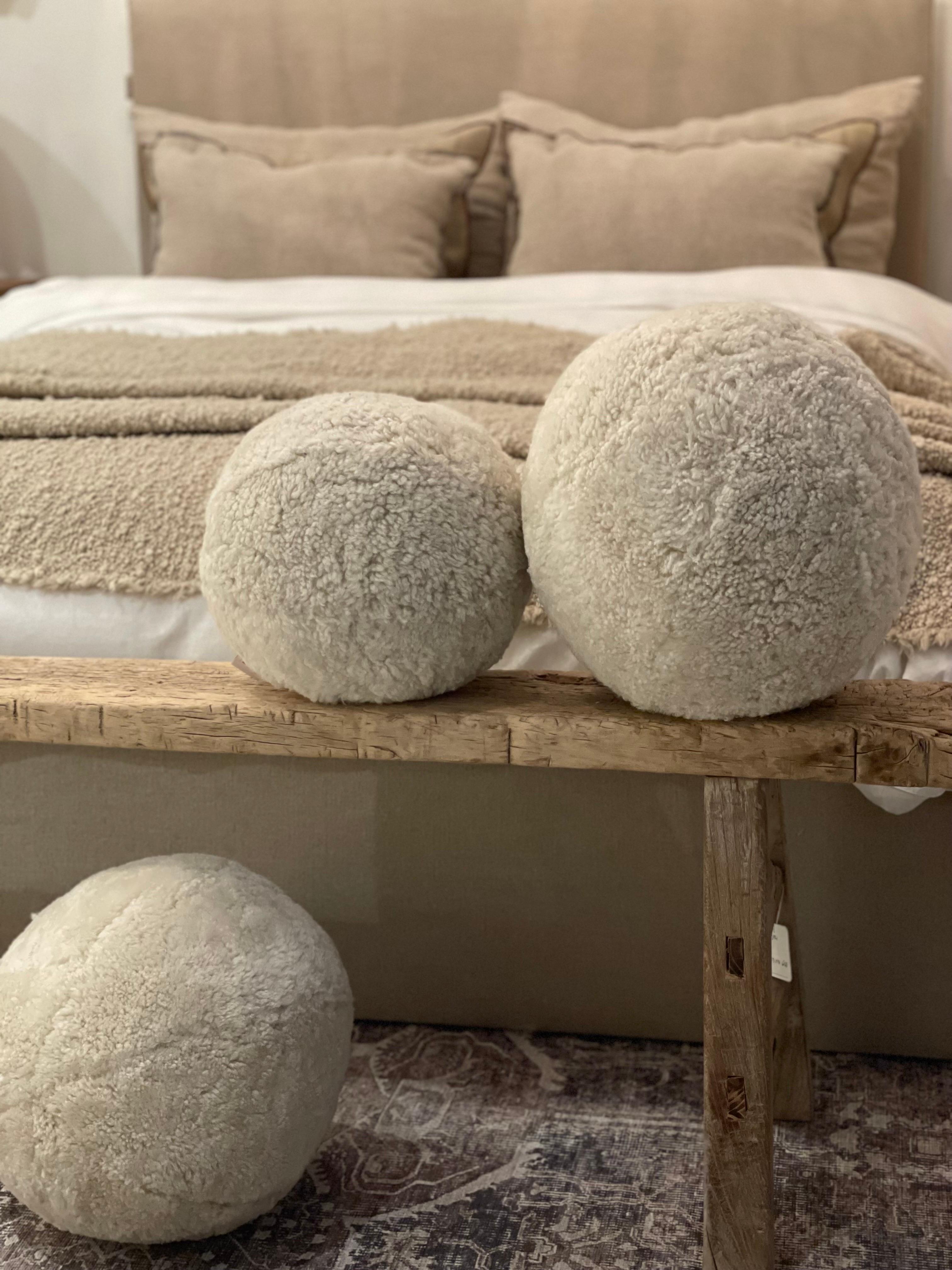 Cuir de mouton Grand coussin rond Sherpa Sphere en perles naturelles en vente