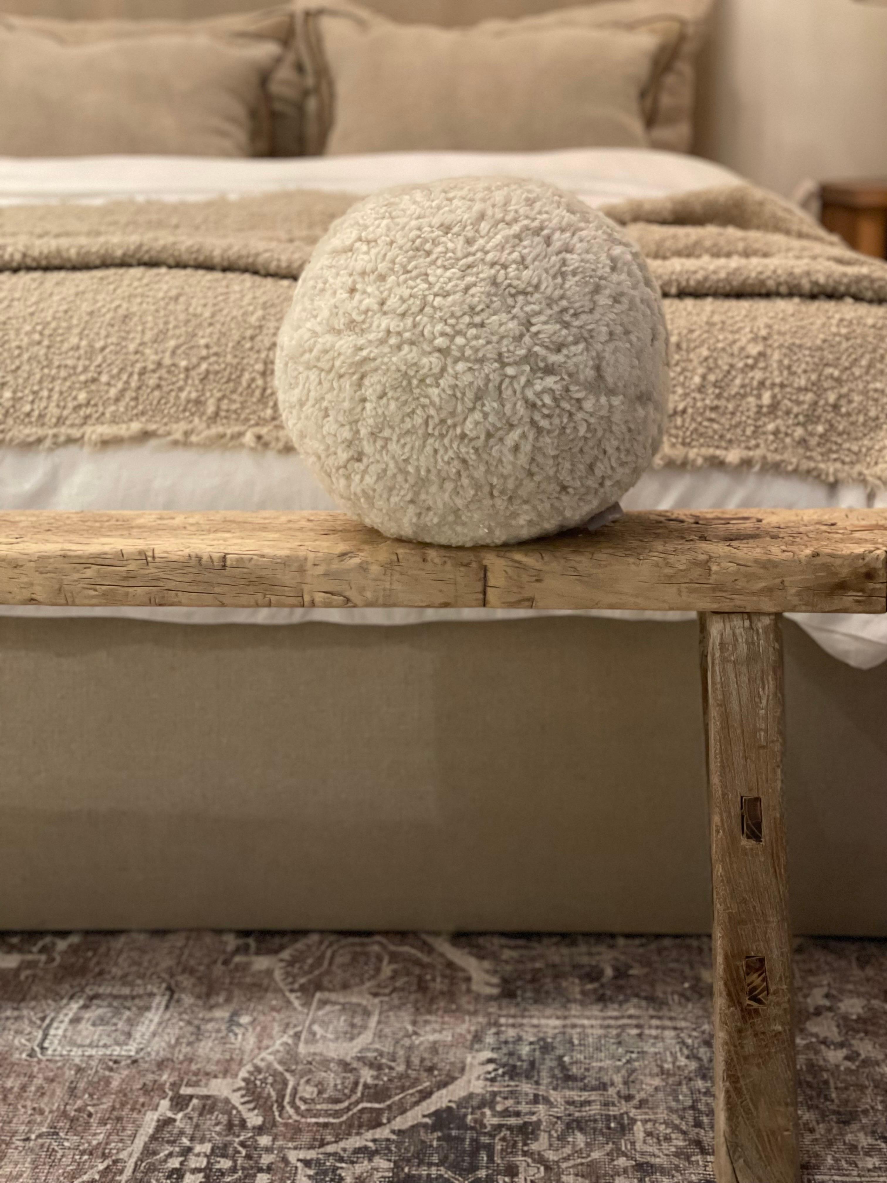 Grand coussin rond Sherpa Sphere en perles naturelles en vente 1