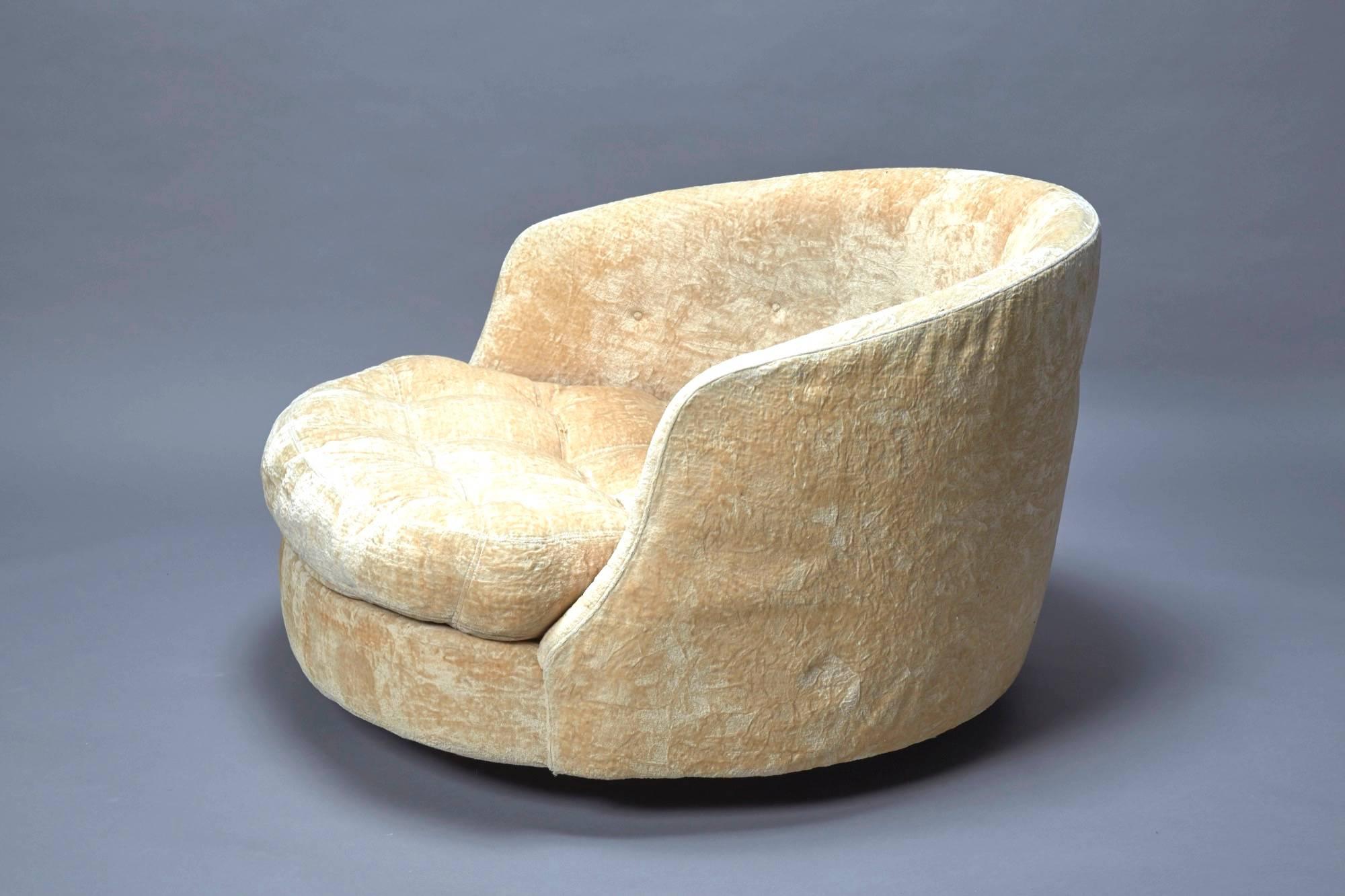 Large round swivel lounge chair by Milo Baughman for Thayer Coggin model J1793 in original velvet gold fabric.