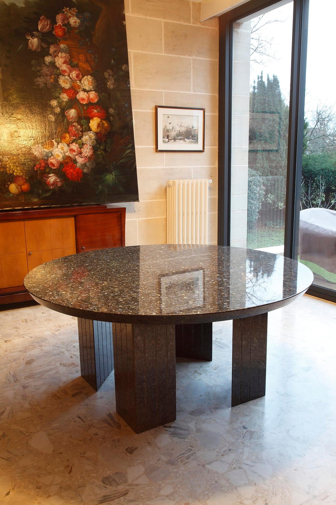 Großer runder Tisch aus Granit mit 10 Sitzen im Angebot 5