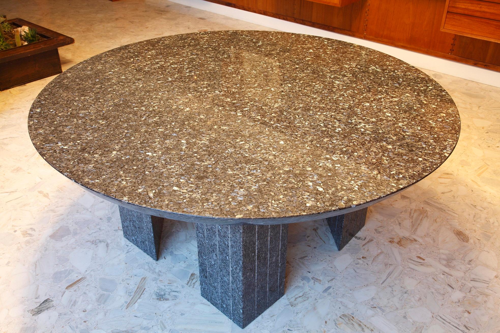 Großer runder Tisch aus Granit mit 10 Sitzen (Moderne der Mitte des Jahrhunderts) im Angebot