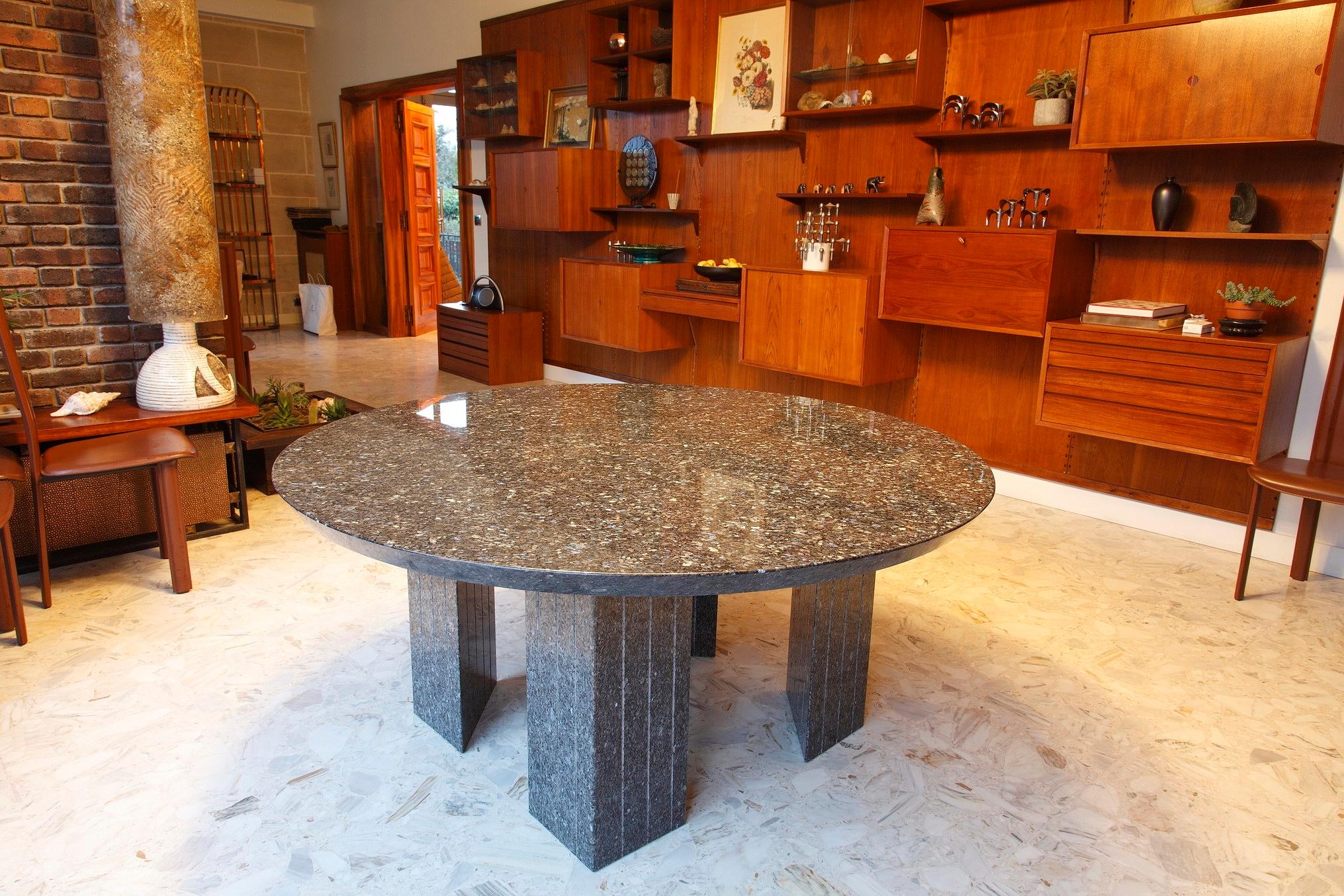 Großer runder Tisch aus Granit mit 10 Sitzen (Französisch) im Angebot