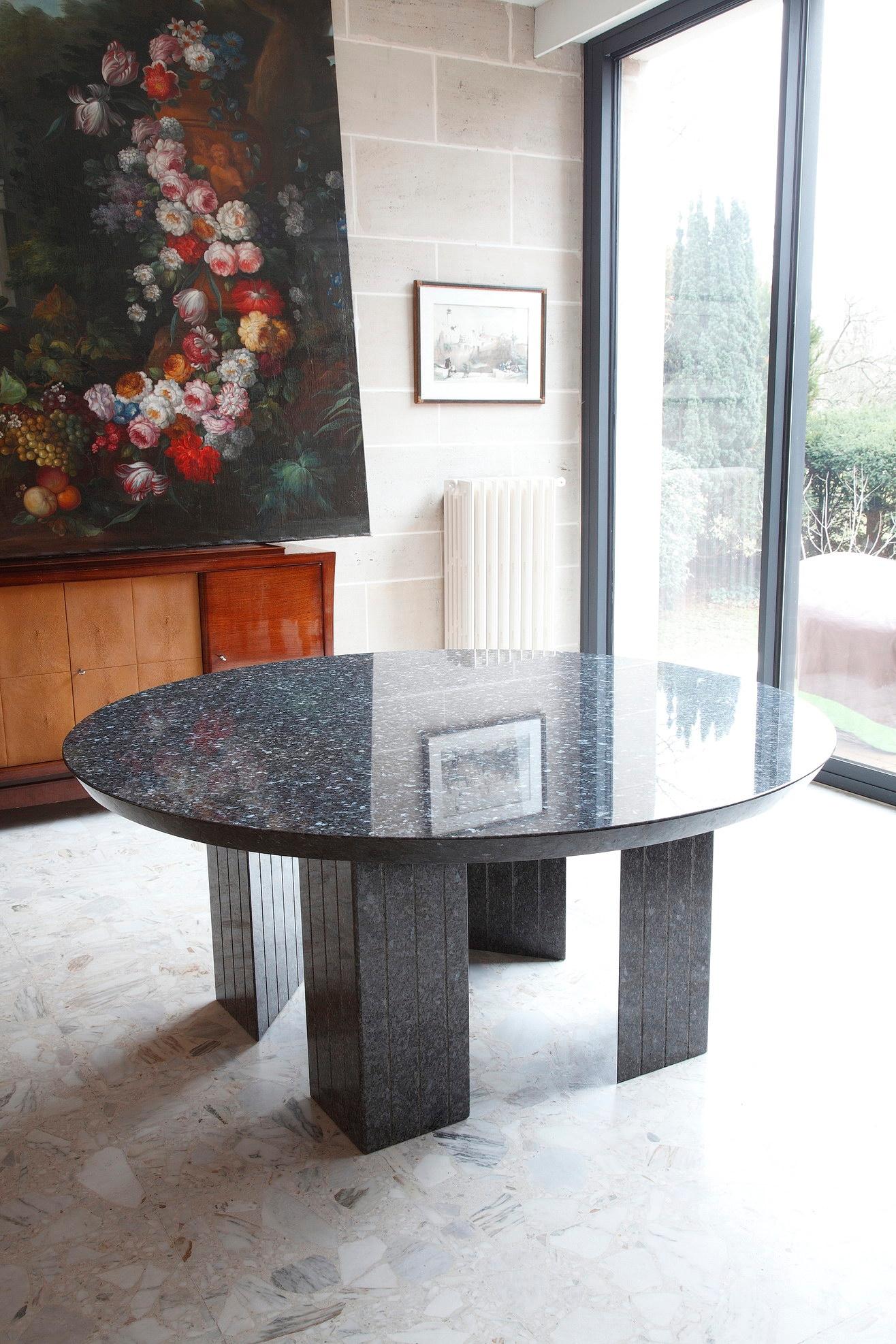 Grande table ronde en granit de 10 places Bon état - En vente à Paris, FR