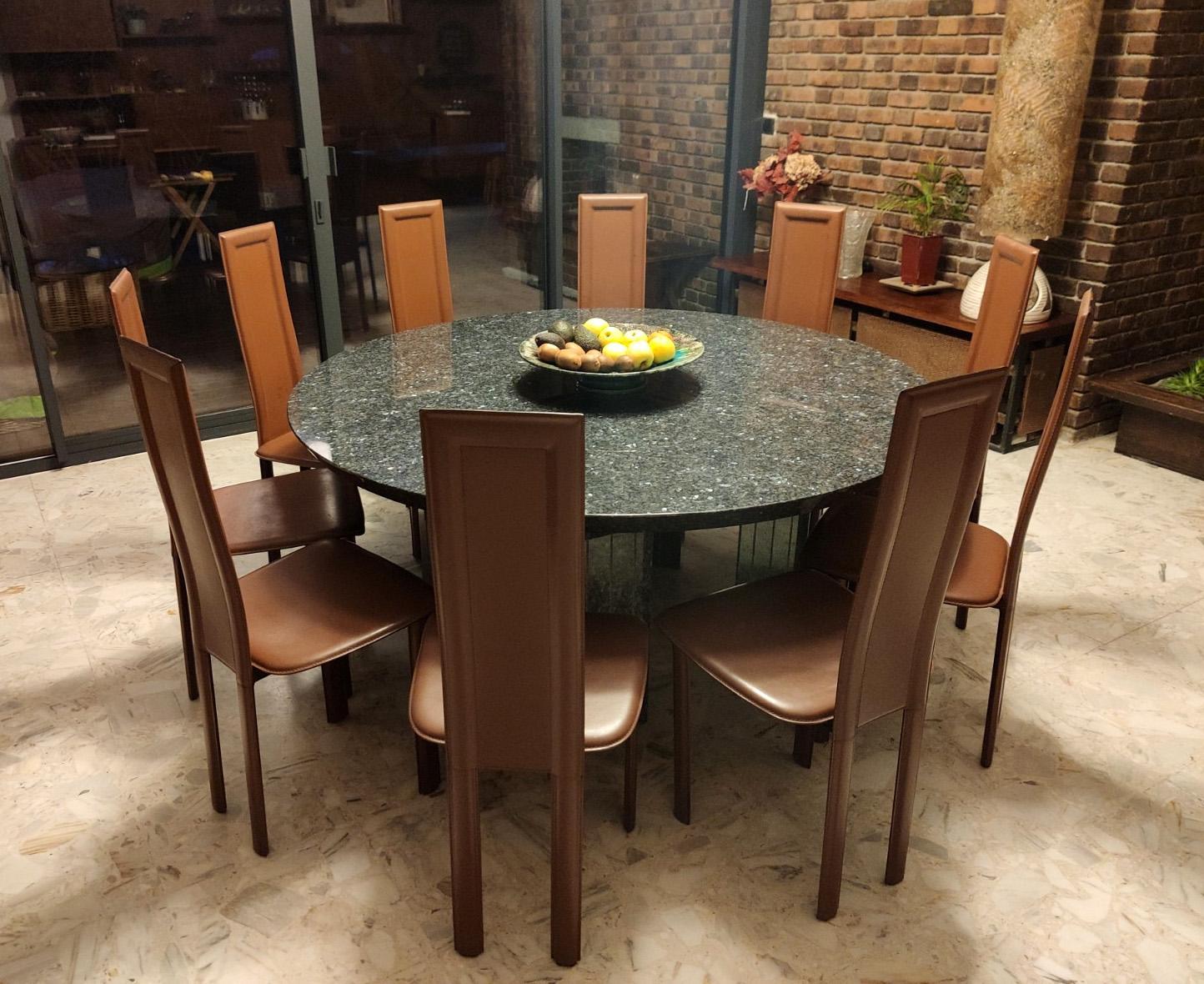 Large Round Table in Granite 10 Seats In Good Condition For Sale In Paris, FR