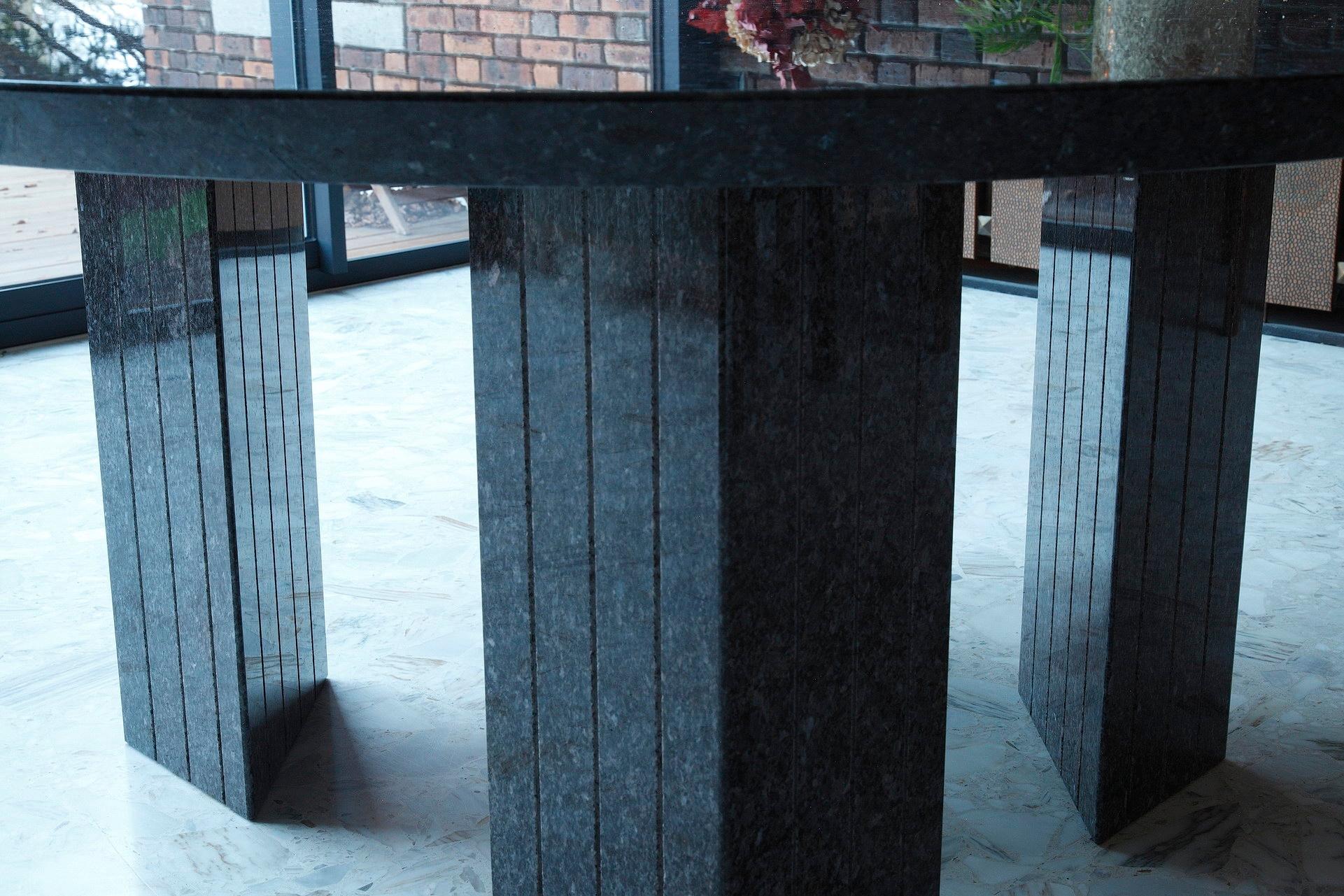 Großer runder Tisch aus Granit mit 10 Sitzen im Angebot 3