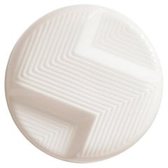 Große runde, dreidimensionale Art-Déco-Wandleuchte aus milchig-weißem Reliefglas in Milchweiß