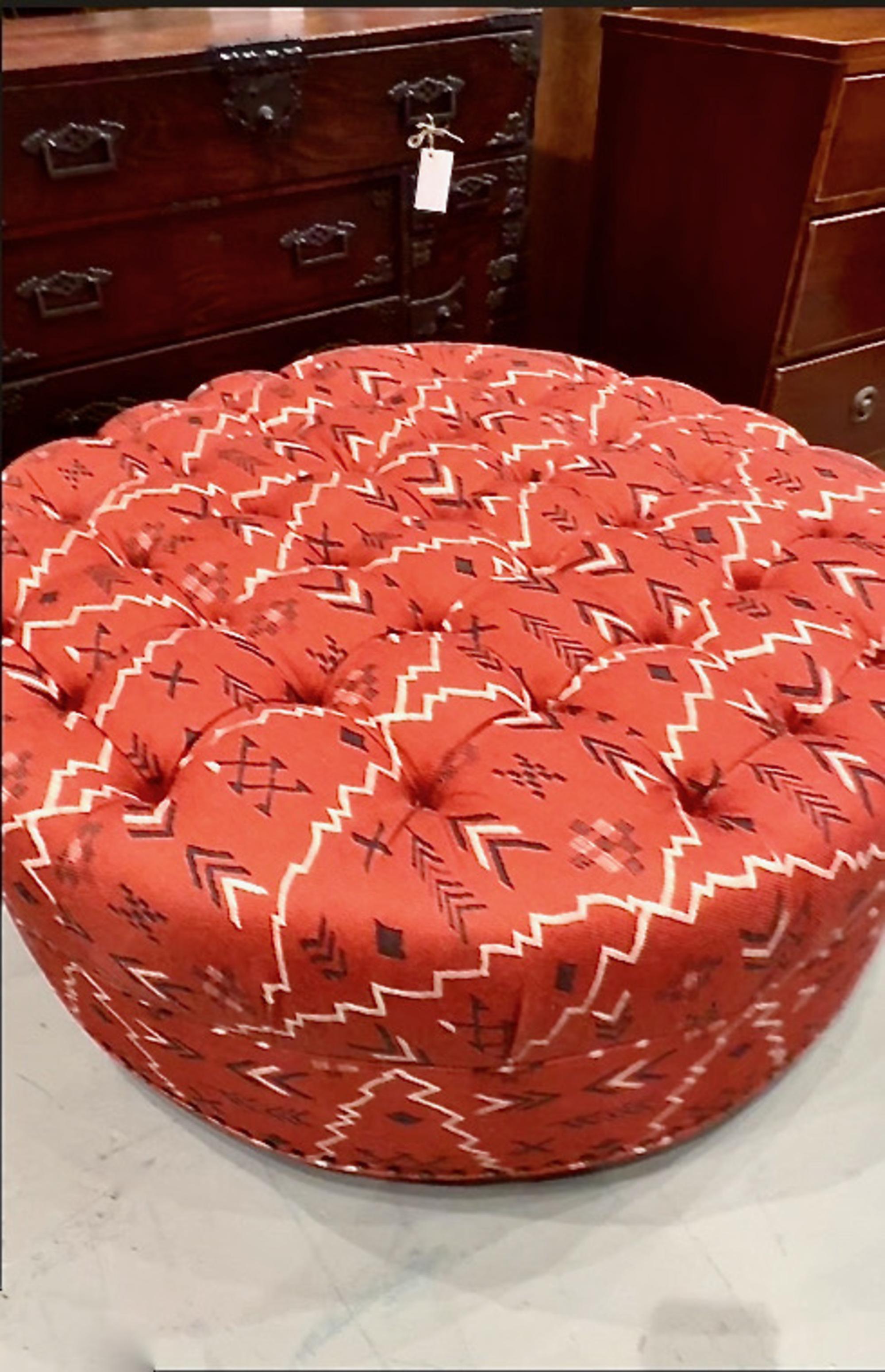 Grand pouf rond touffeté à motif amérindien Bon état - En vente à Pasadena, CA