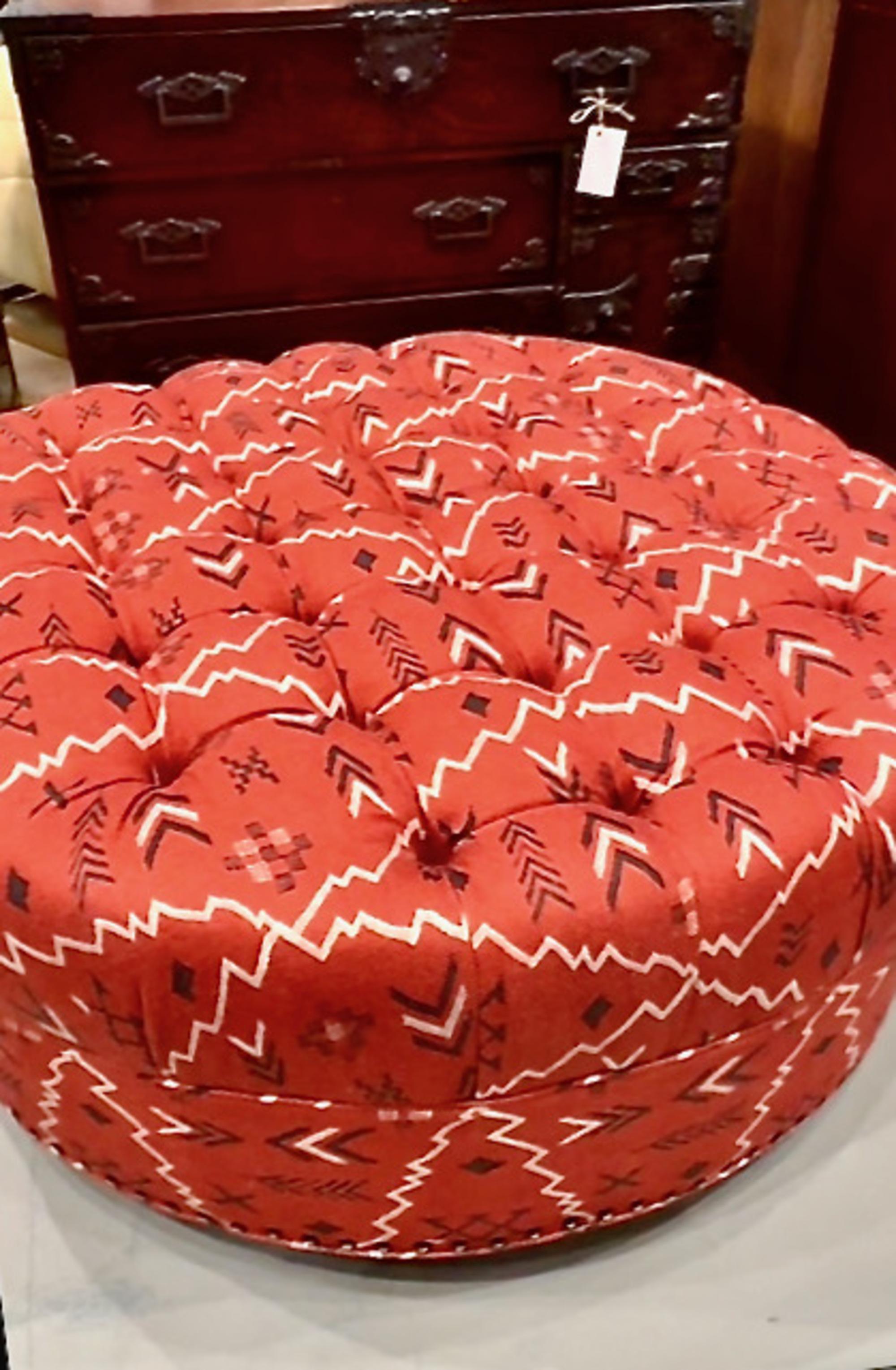 20ième siècle Grand pouf rond touffeté à motif amérindien en vente