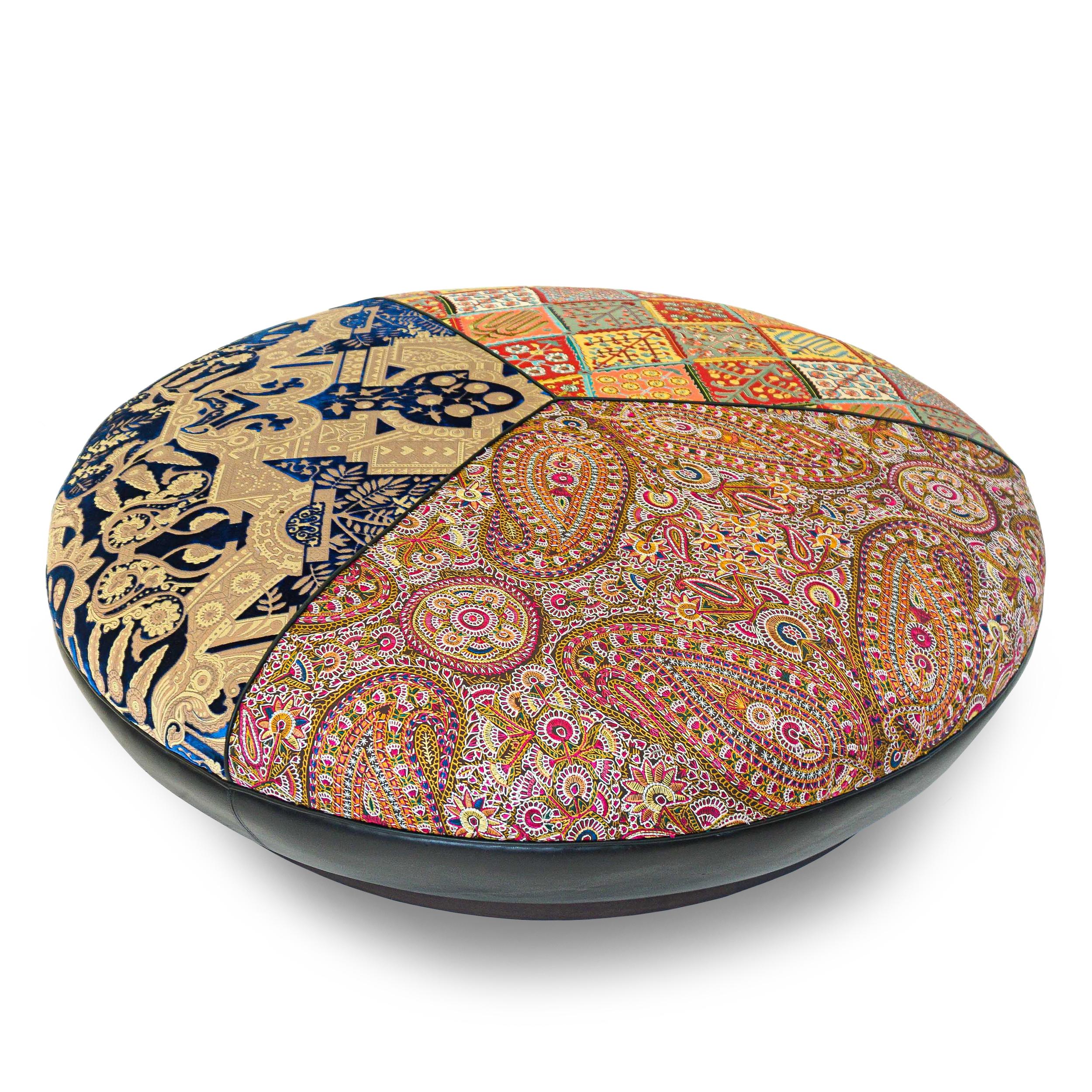 Grand pouf rond tapissé d'inspiration marocaine, personnalisable en vente 6