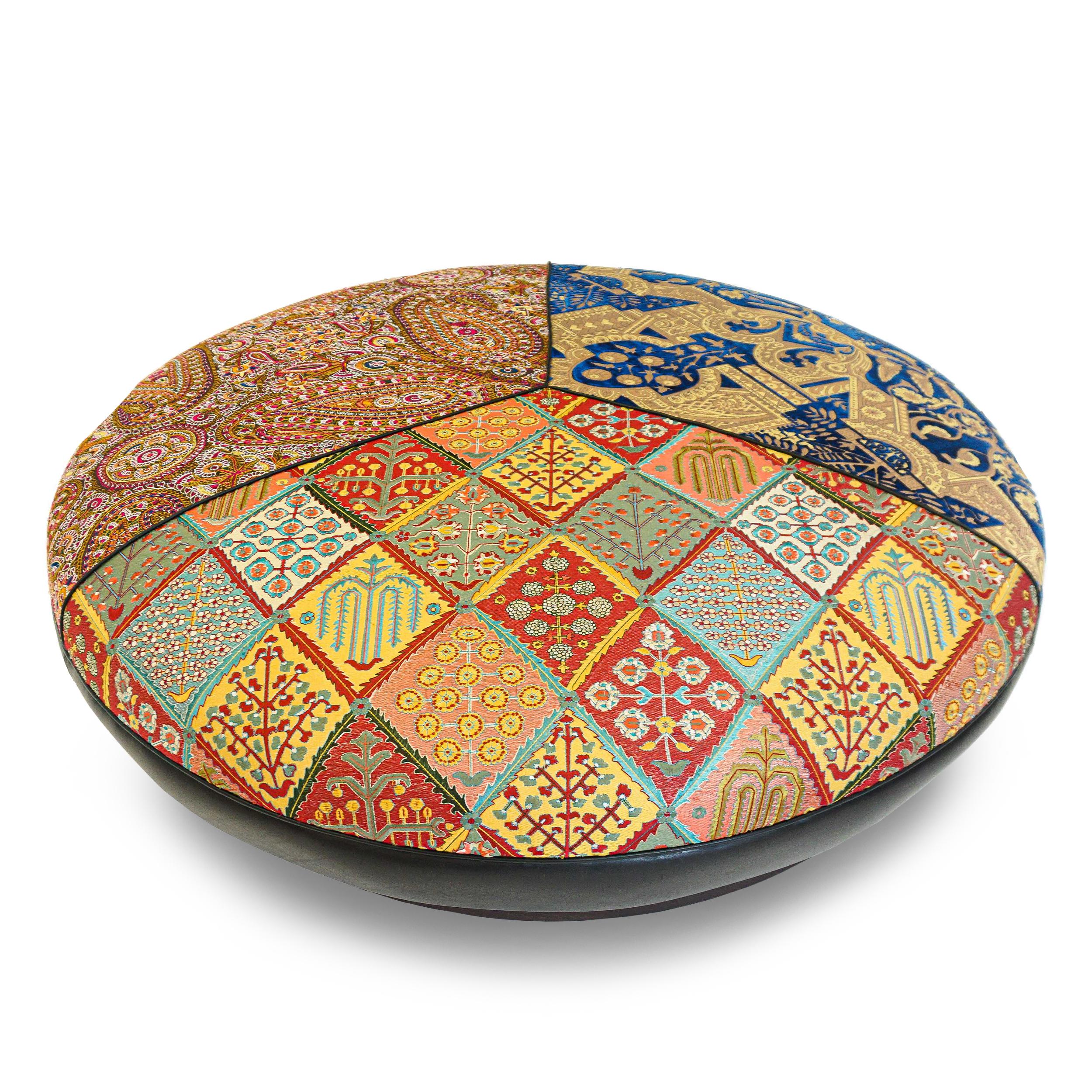 Cuir Grand pouf rond tapissé d'inspiration marocaine, personnalisable en vente