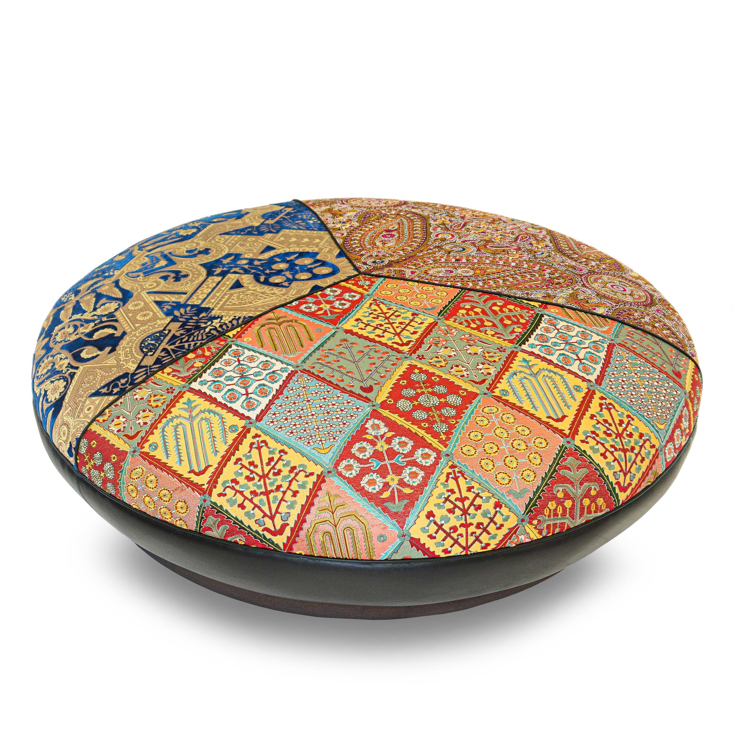 Grand pouf rond tapissé d'inspiration marocaine, personnalisable en vente 1