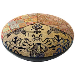 Grand pouf rond tapissé d'inspiration marocaine, personnalisable