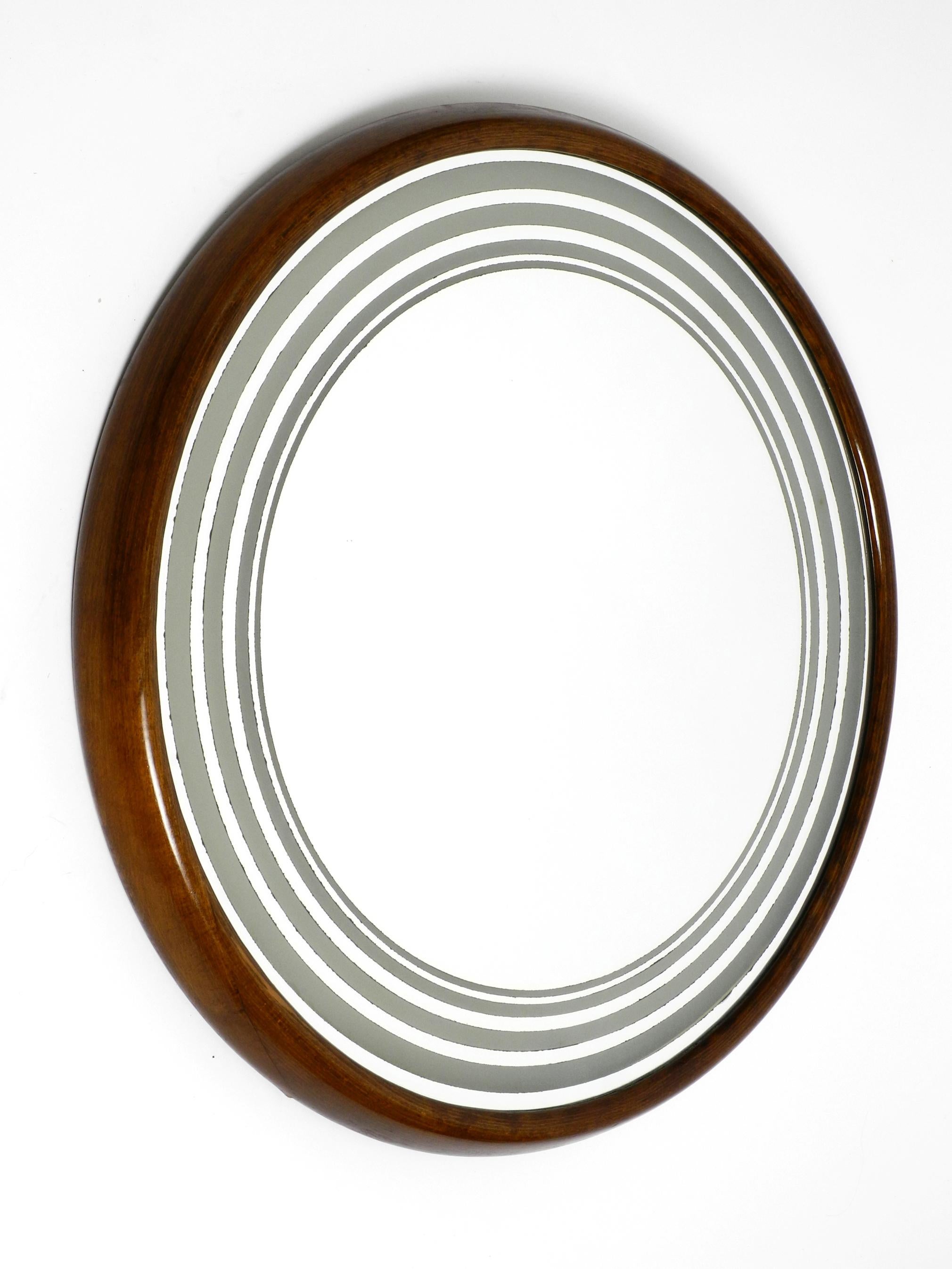 Large round very rare Italian 1960s illuminated walnut wall mirror In Good Condition For Sale In München, DE
