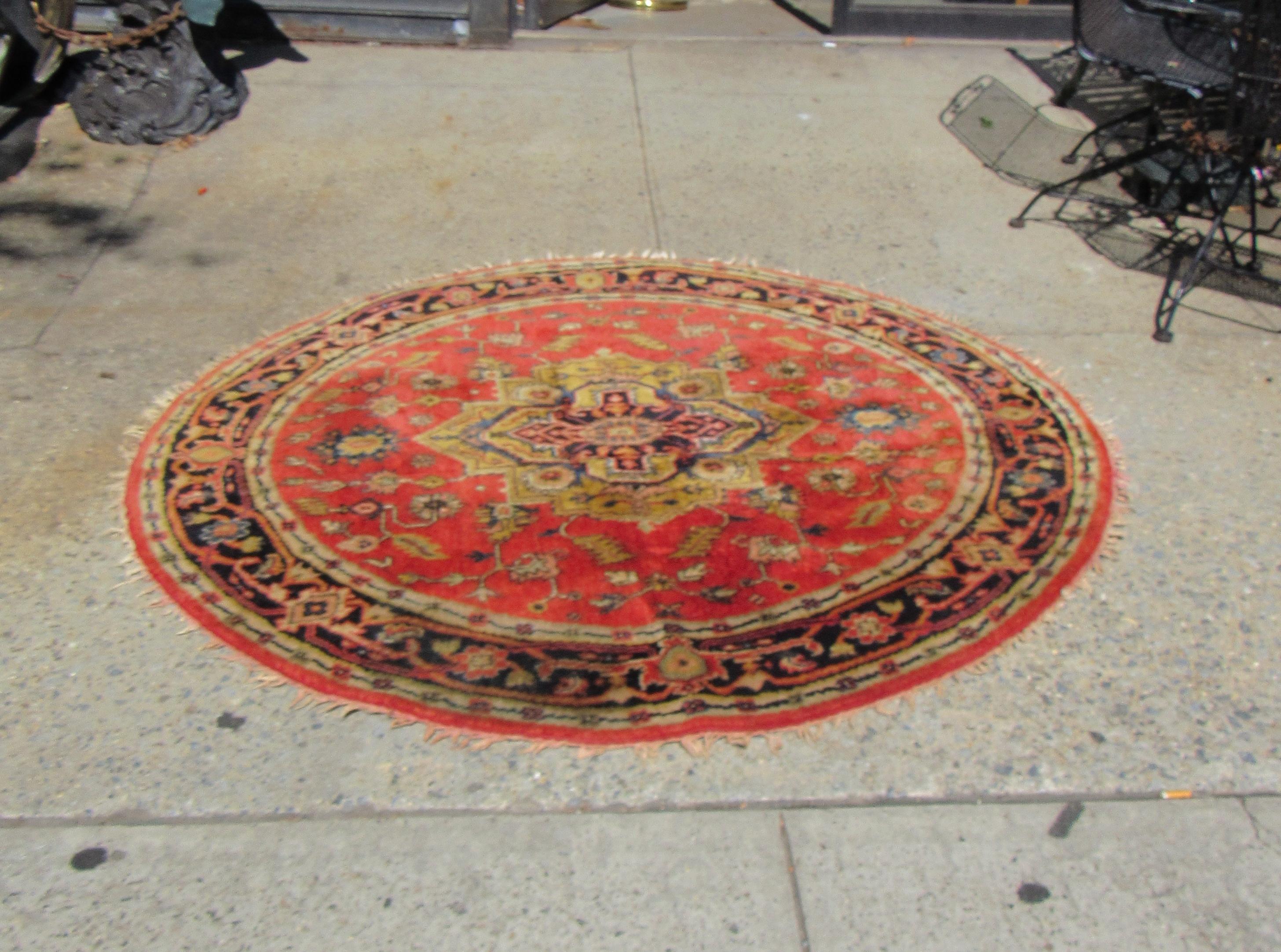 Large Round Vintage Oriental Rug In Good Condition For Sale In Brooklyn, NY