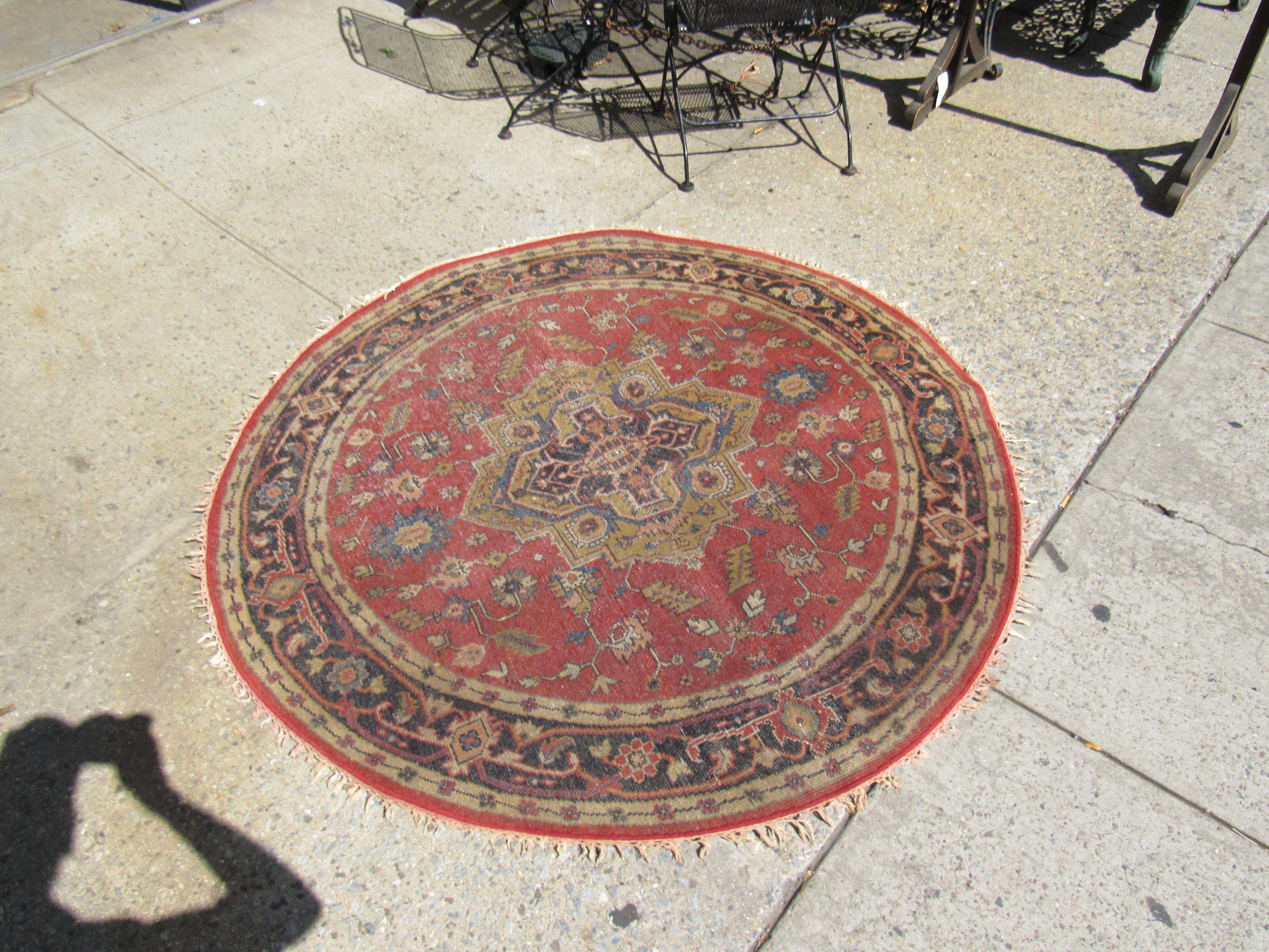 Orientalischer runder Vintage-Teppich im Angebot 1