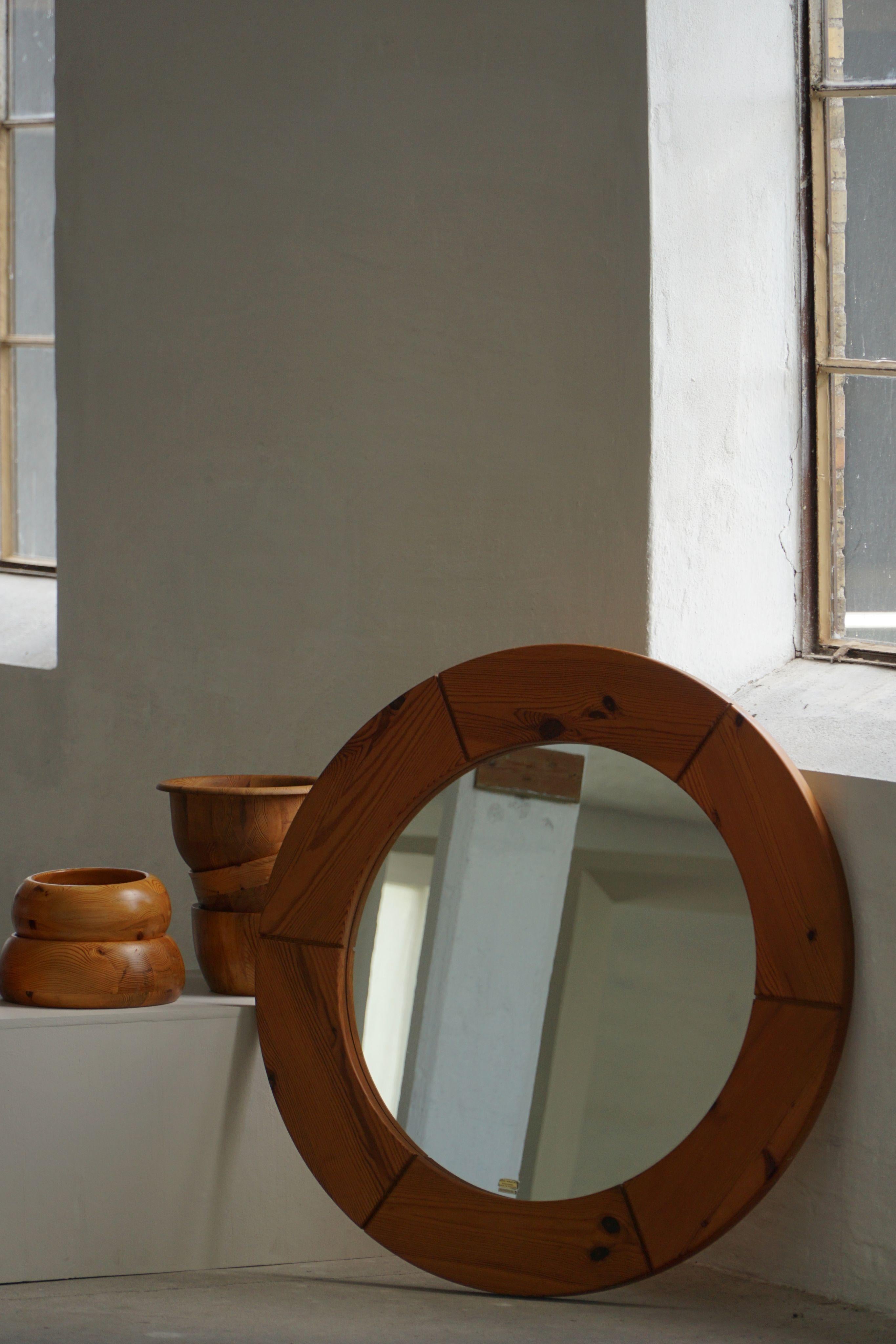Grande specchio da parete rotondo in pino massiccio di Glasmäster Markaryd, Svezia, anni '60 In condizioni buone in vendita a Odense, DK