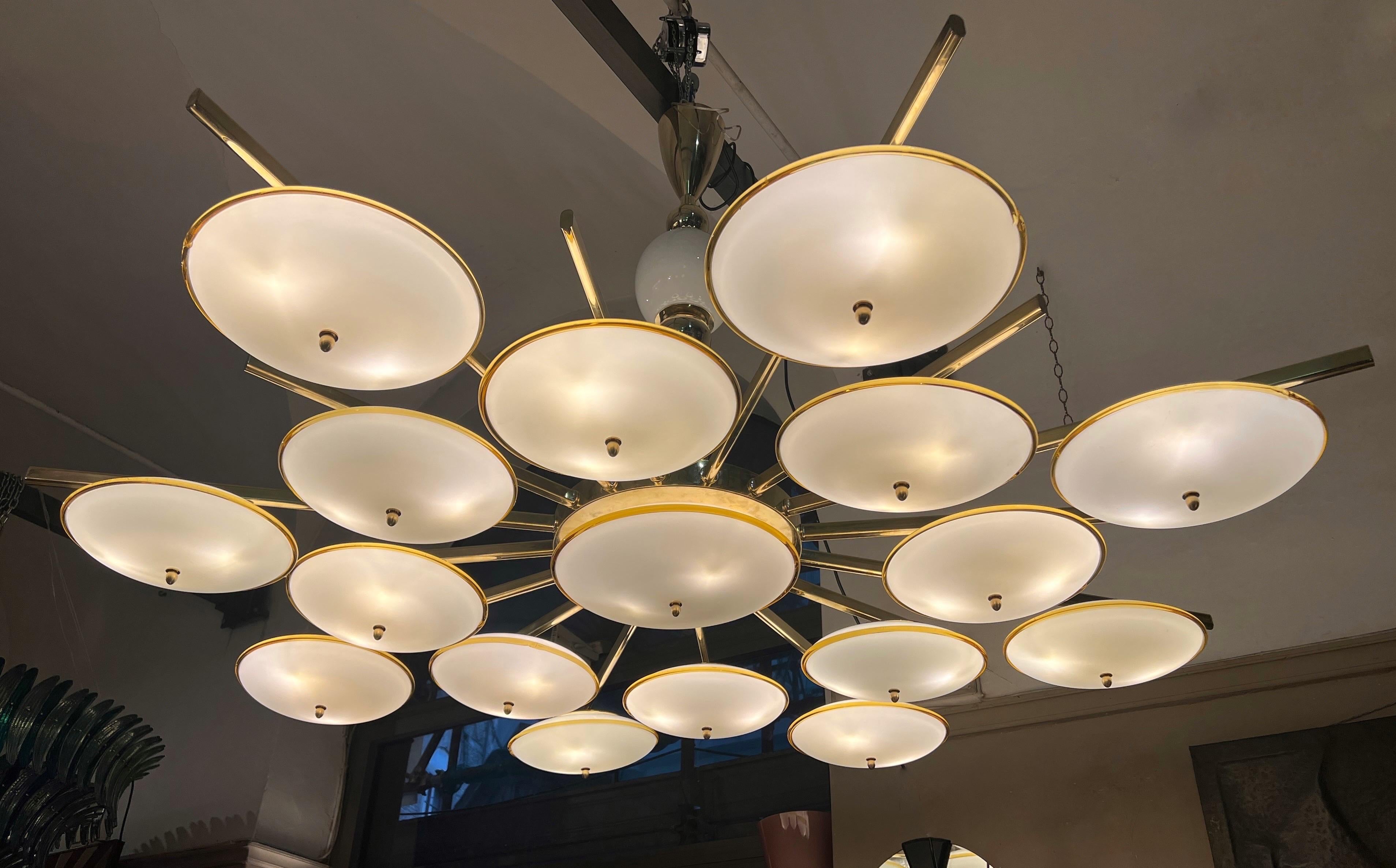 Mid-Century Modern Large Round White and Amber Toned Murano Glass Chandelier by Vistosi, 1970 For Sale