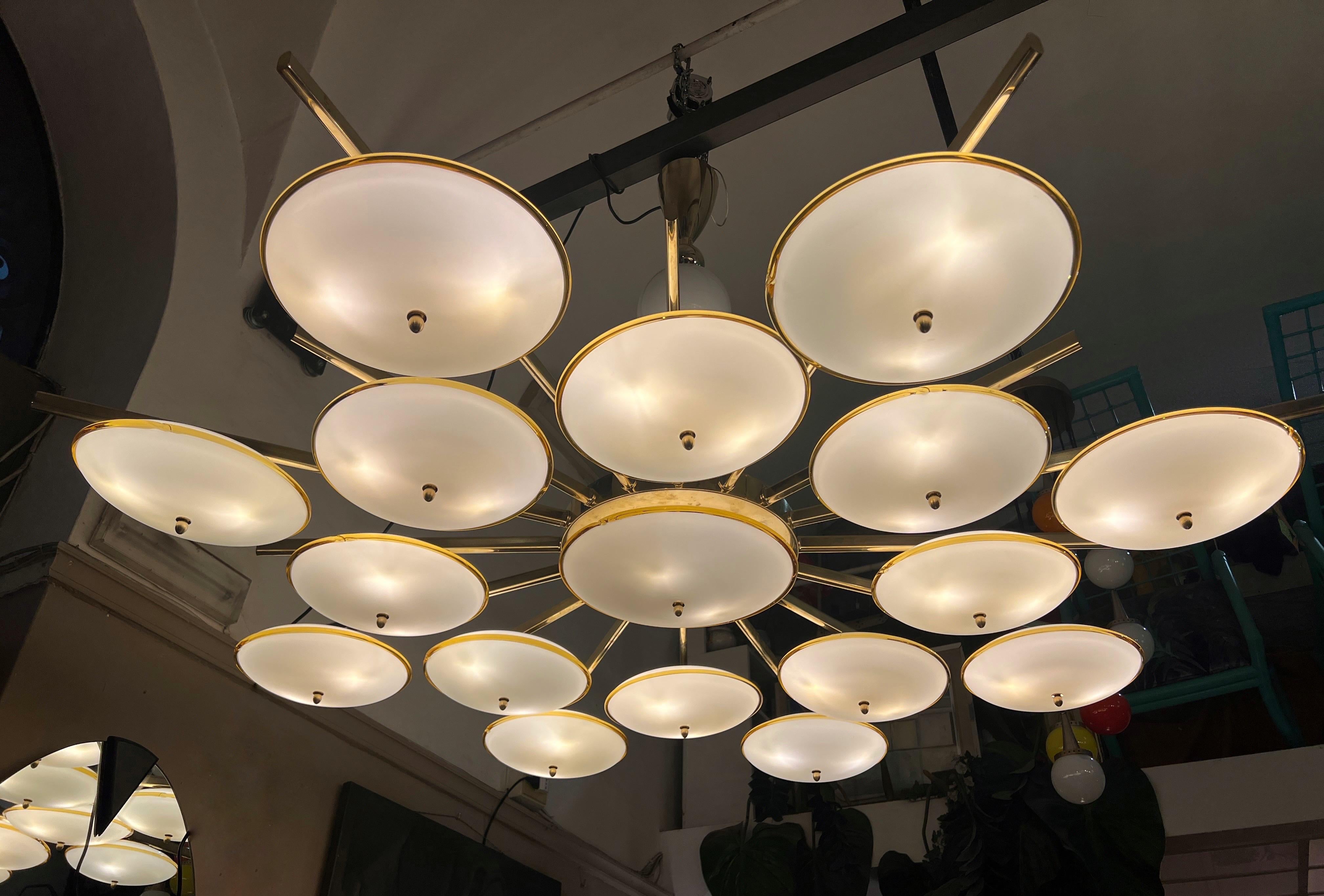 Large Round White and Amber Toned Murano Glass Chandelier by Vistosi, 1970 In Good Condition For Sale In Florence, IT