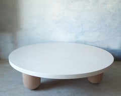 Grande table basse ronde à colonne blanche par MSJ Furniture Studio