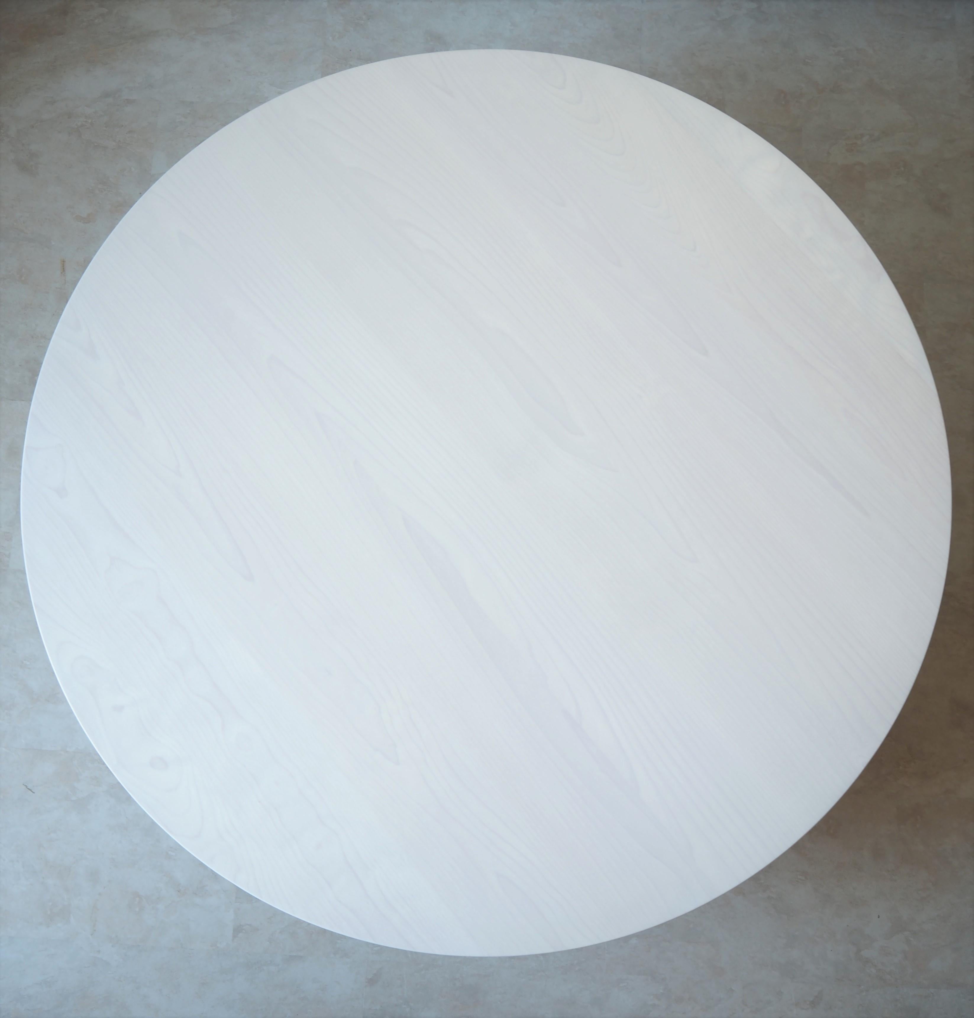 Moderne Grande table basse ronde à colonne blanche par MSJ Furniture Studio en vente