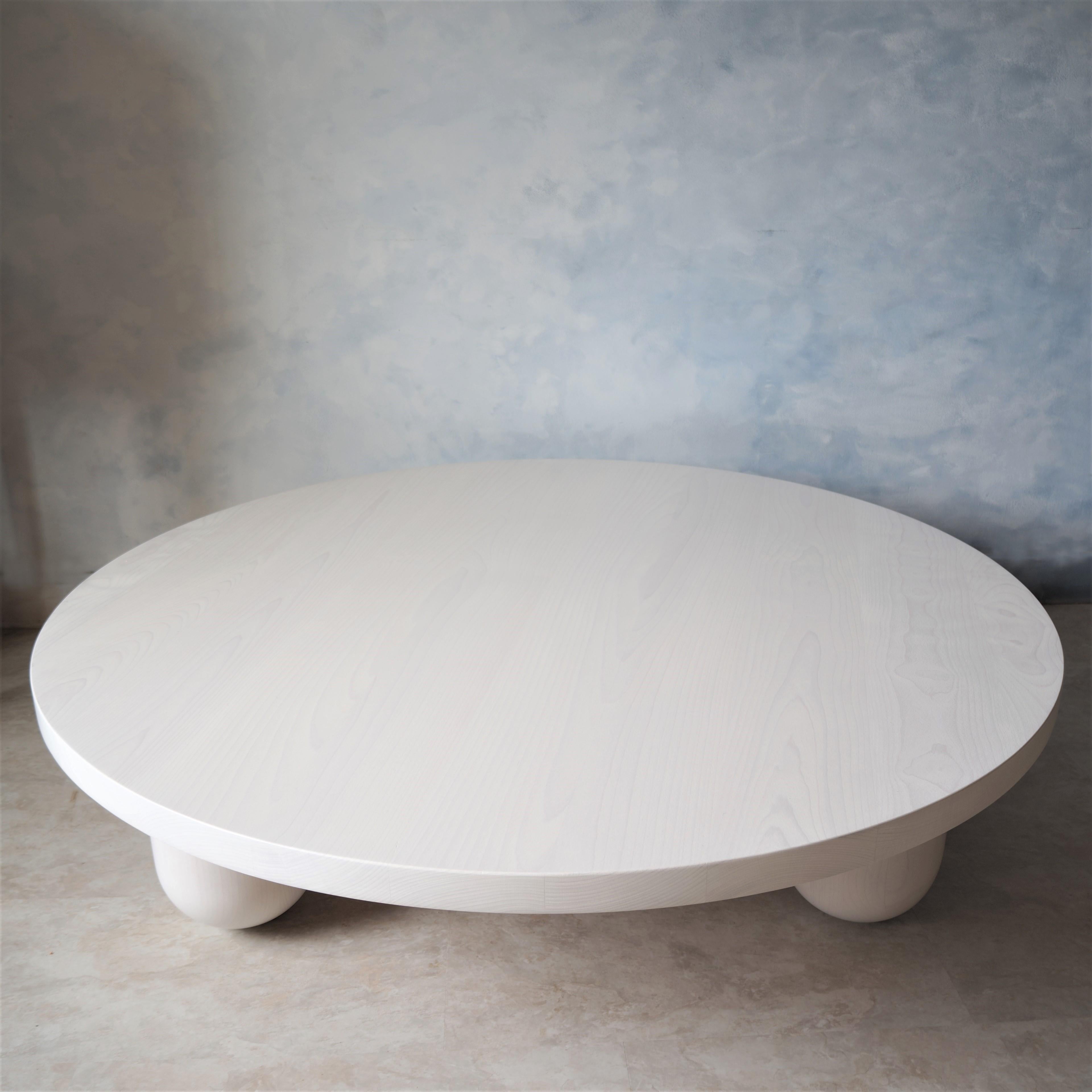 Blanchi Grande table basse ronde à colonne blanche par MSJ Furniture Studio en vente