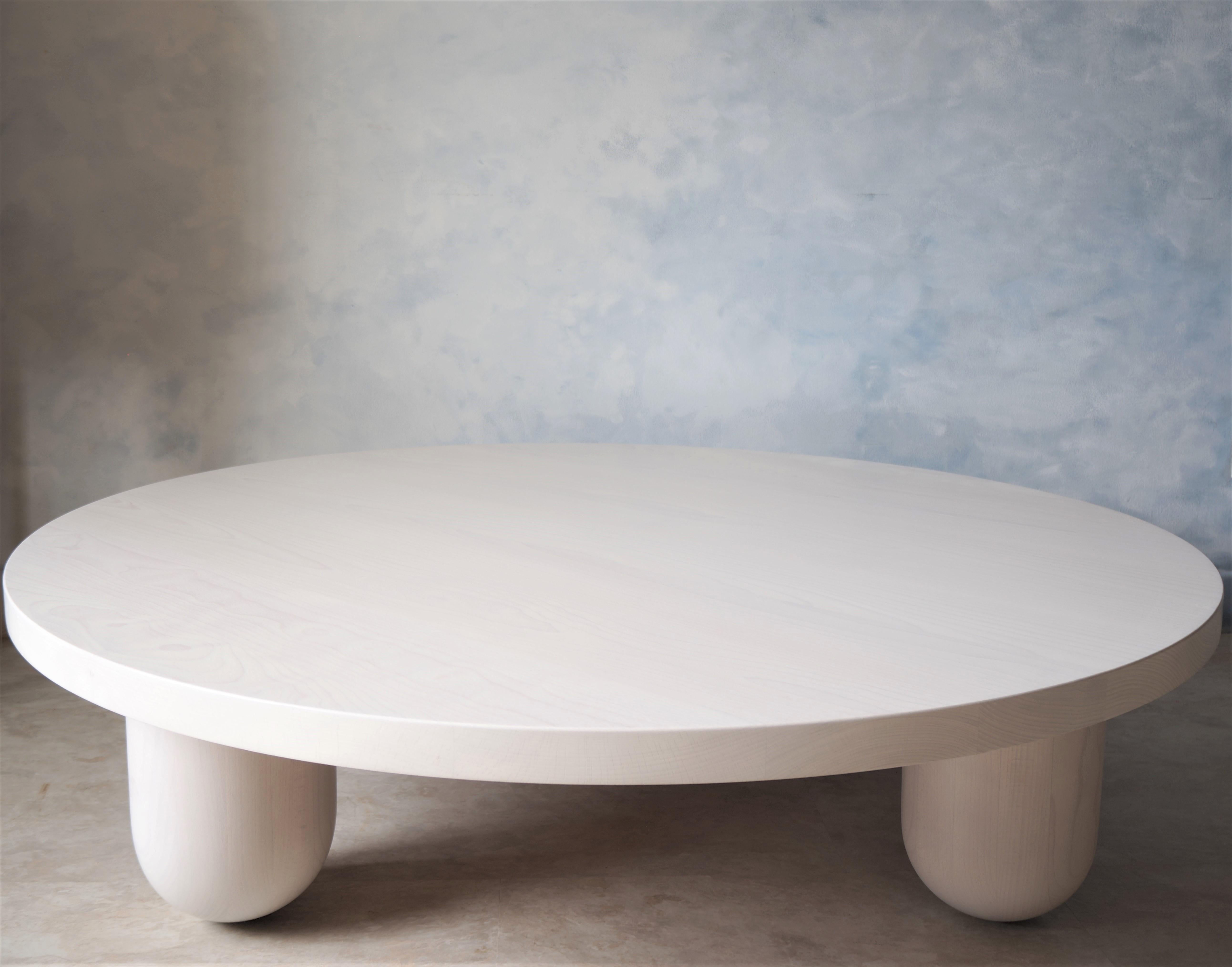 Blanchi Grande table basse ronde à colonne blanche par MSJ Furniture Studio en vente