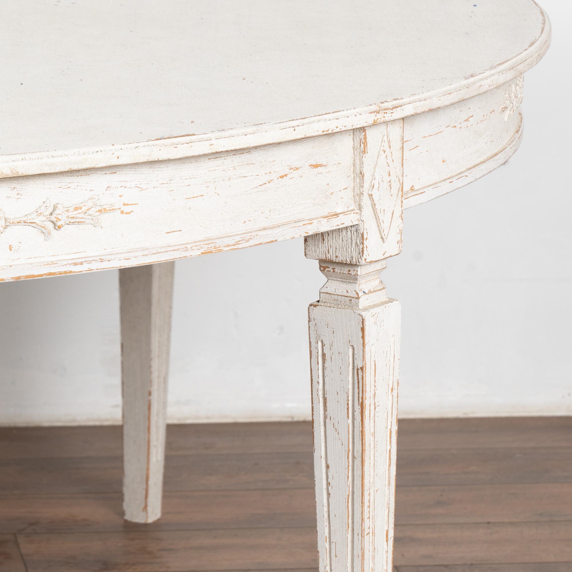 Großer runder weißer schwedischer Esstisch in Weiß, Reproduktion (Holz) im Angebot