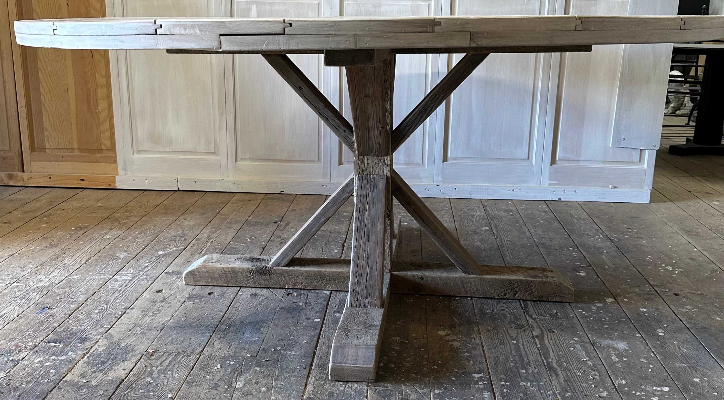 Ein zeitloser, schwedisch-gustavianisch inspirierter, runder Bauernhoftisch mit einer Tischplatte aus weiß getünchtem Kirschholz und einem naturfarbenen Holzsockel.  Der Tisch ist eine perfekte Ergänzung für jede Küche und jedes Esszimmer.  Das