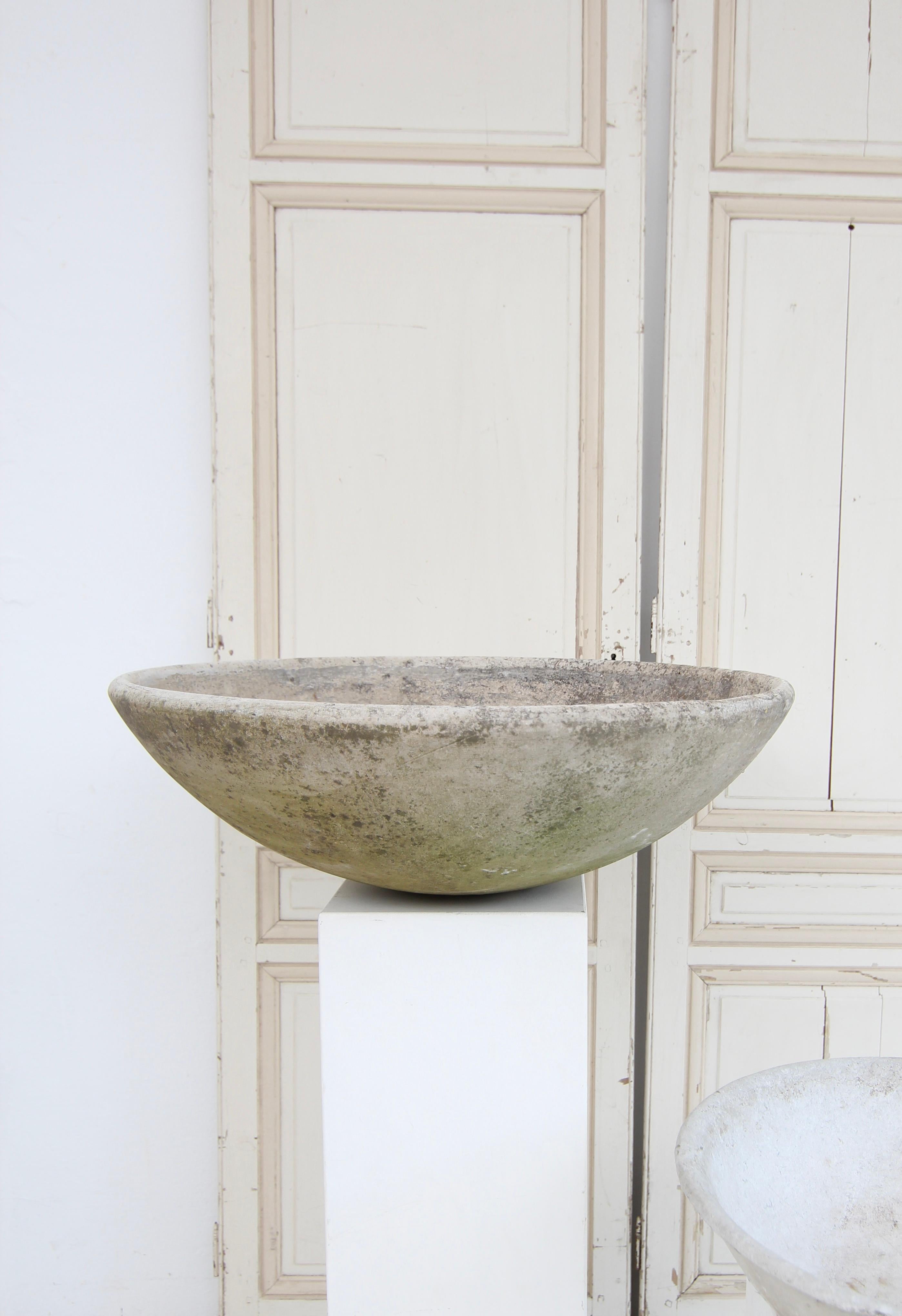 Large round planter for outdoor use based on the design by Willy Guhl. Iconic design from the 1950s-1970s.

Large flat-conical planter made of weather-resistant fibre-reinforced concrete (Eternit) with a slightly rounded edge.

Authentic natural