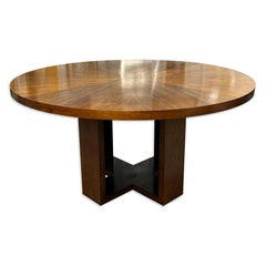 Grande table de salle à manger ronde en bois à piétement croisé dans le style de Bruno Matteson