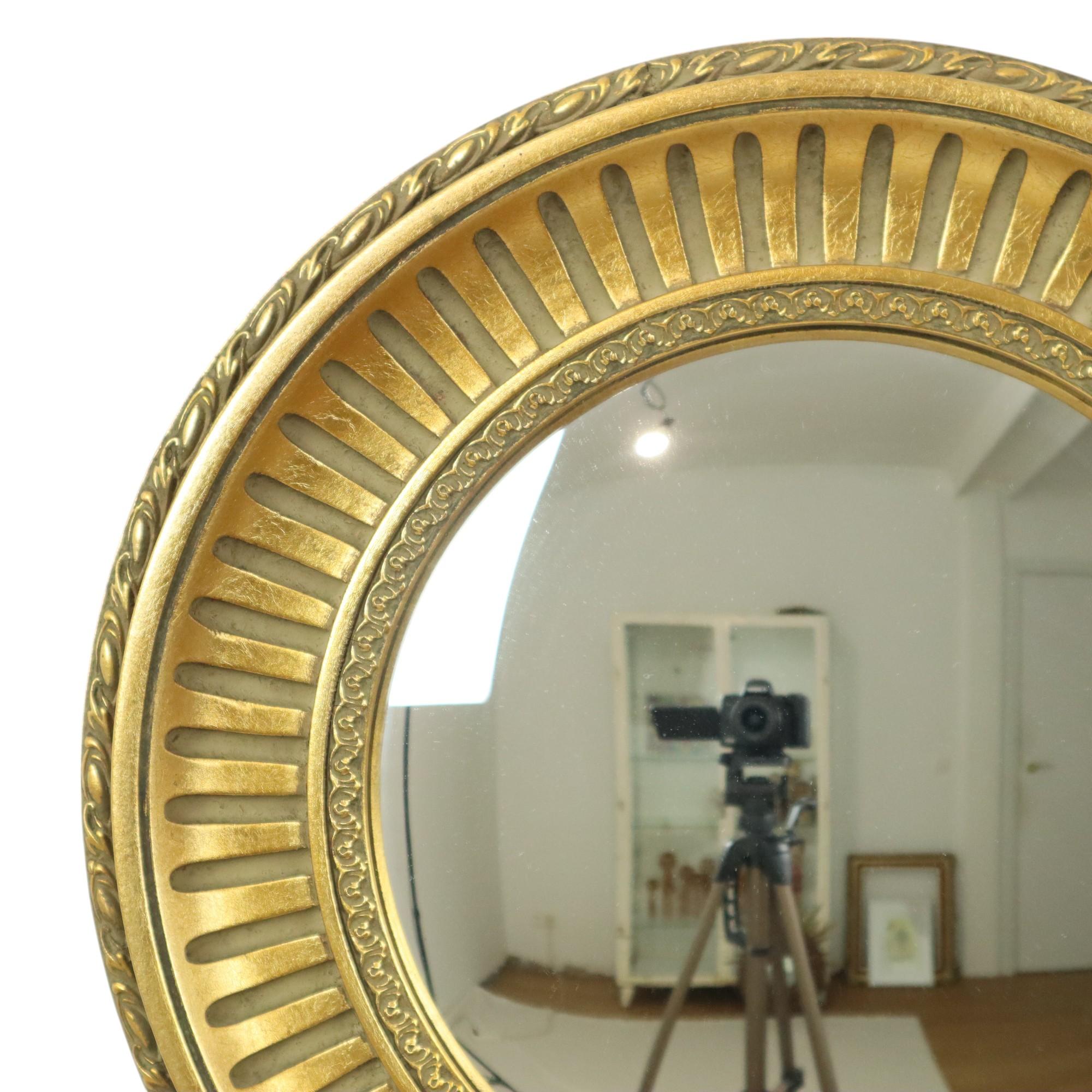 Bellissimo specchio rotondo da maggiordomo in stile classico, chiamato anche occhio di strega, convesso o bombato, con cornice in legno massiccio color oro decorata con motivi e viticci d'acanto tutt'intorno, contrassegnato sul retro 