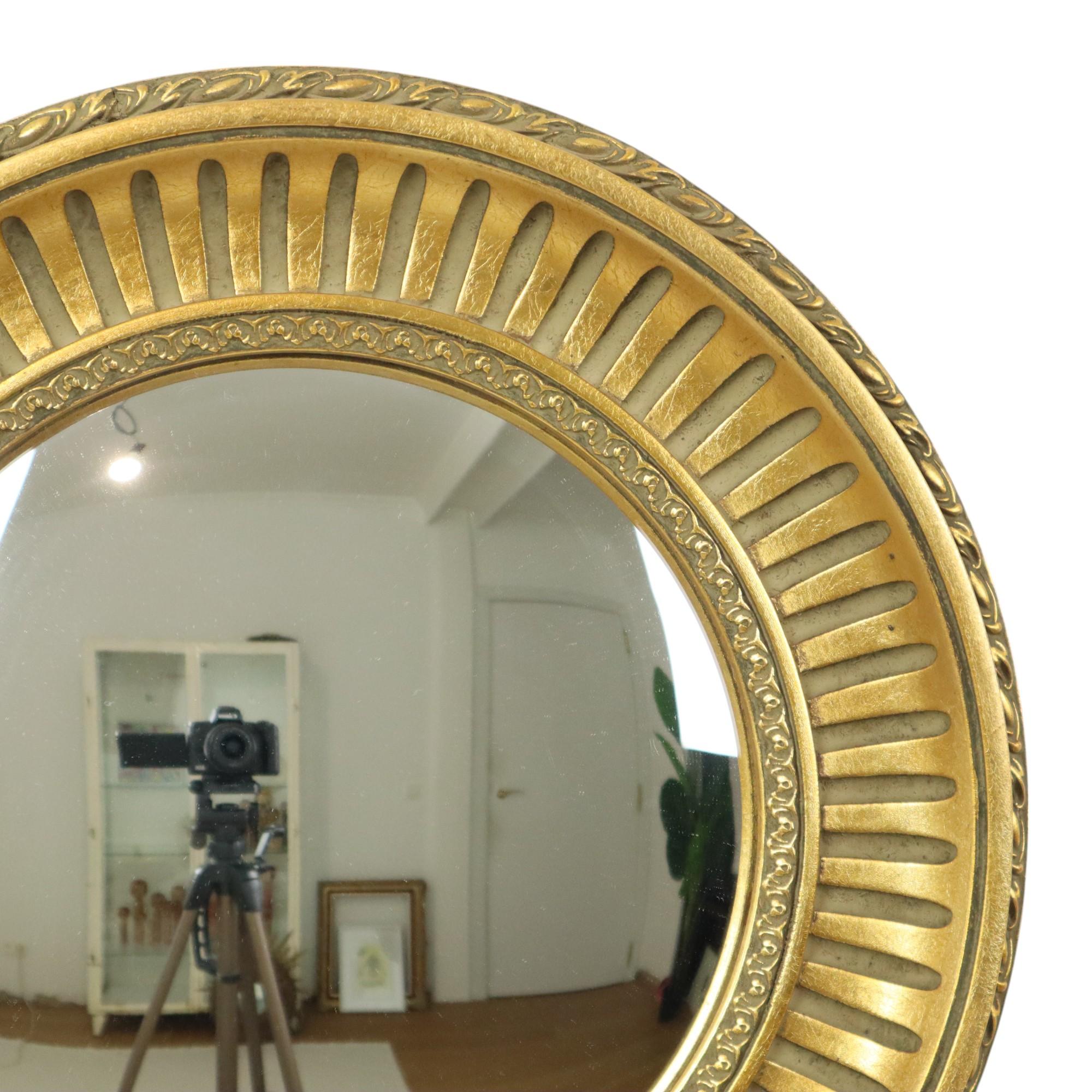 Grande specchio rotondo di legno Butler Specchio convesso Occhio di strega Oro In condizioni buone in vendita a Poperinge, BE