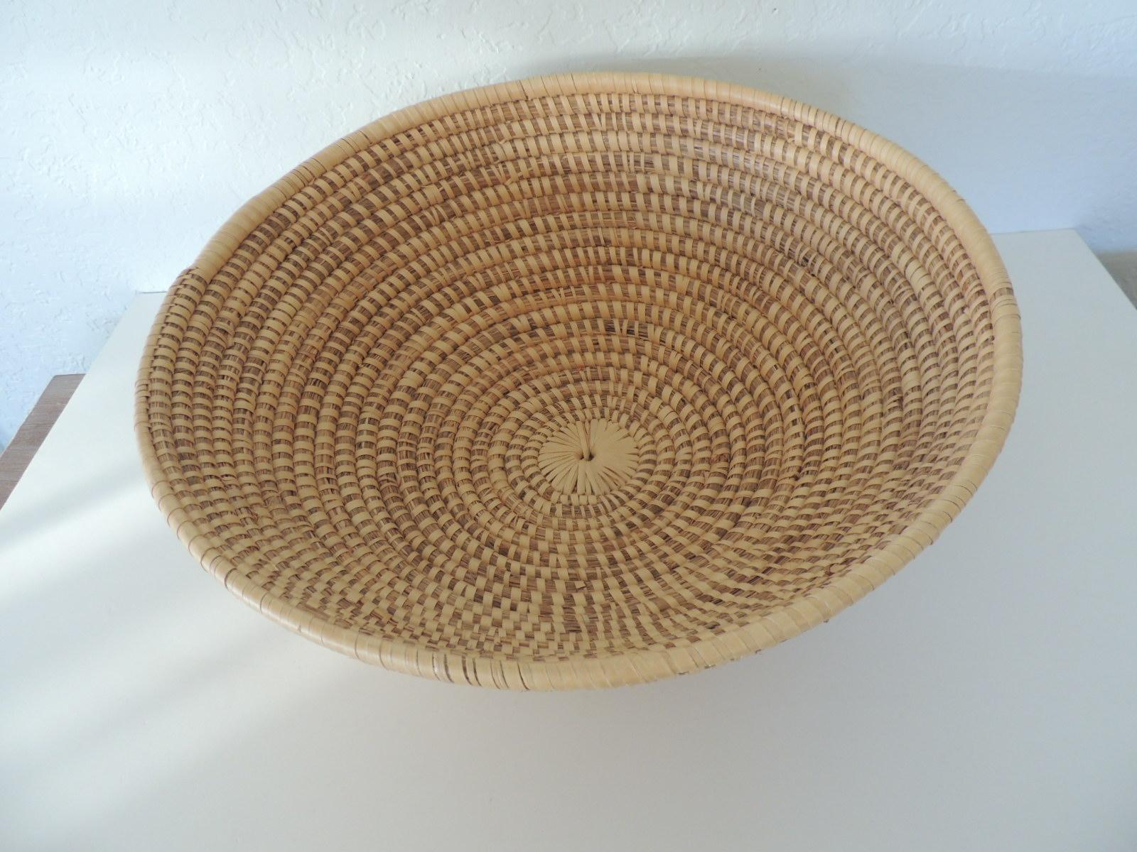 Large round seagrass decorative basket. Deep fruit bowl.
For scale it would hold about 30 apples. Or as a magazine rack.
Size: 19