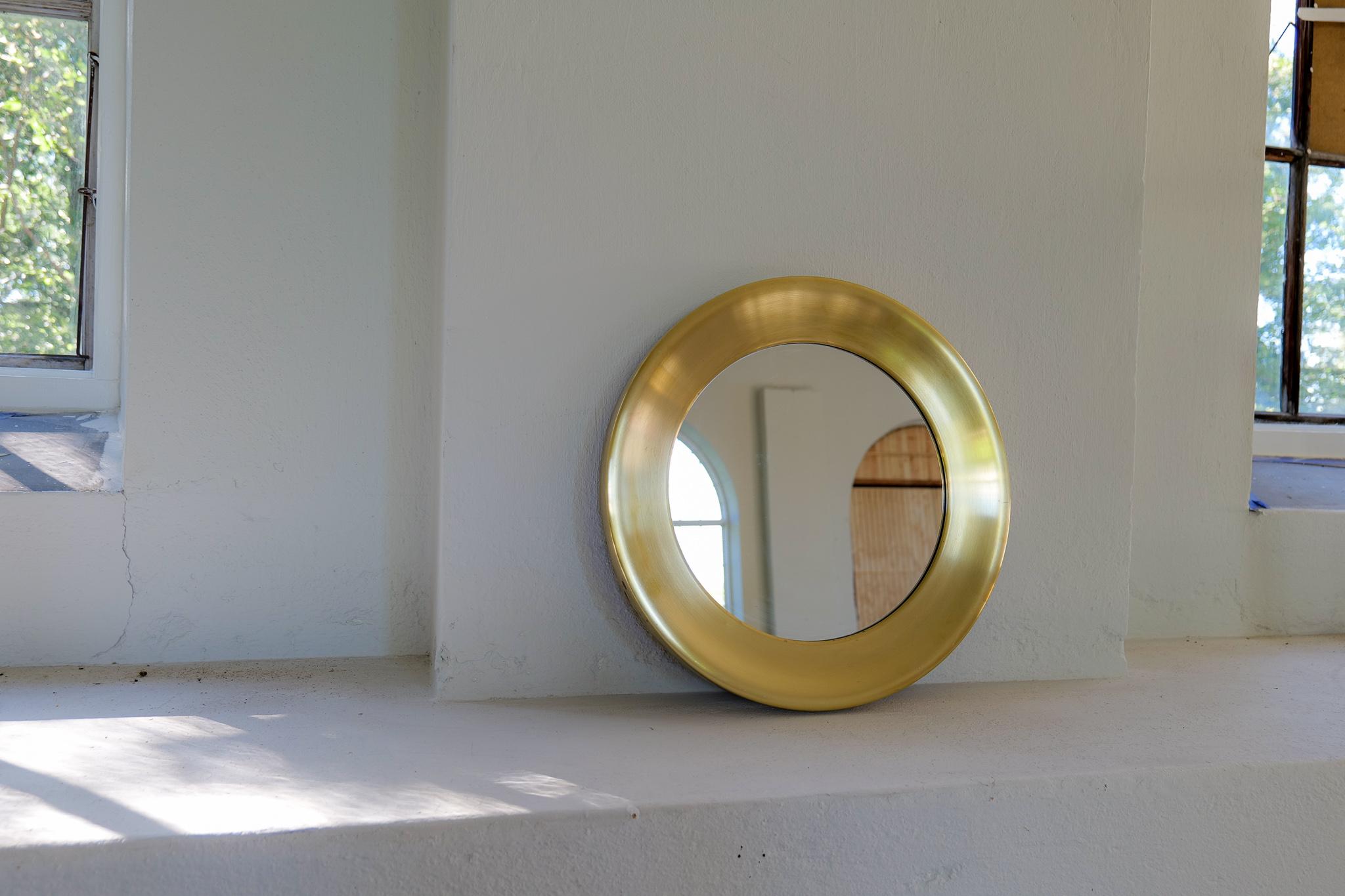 Midcentury Modern Rounded Brass Mirror by Glasmäster in Markaryd, Sweden, 1960s In Good Condition For Sale In Hillringsberg, SE