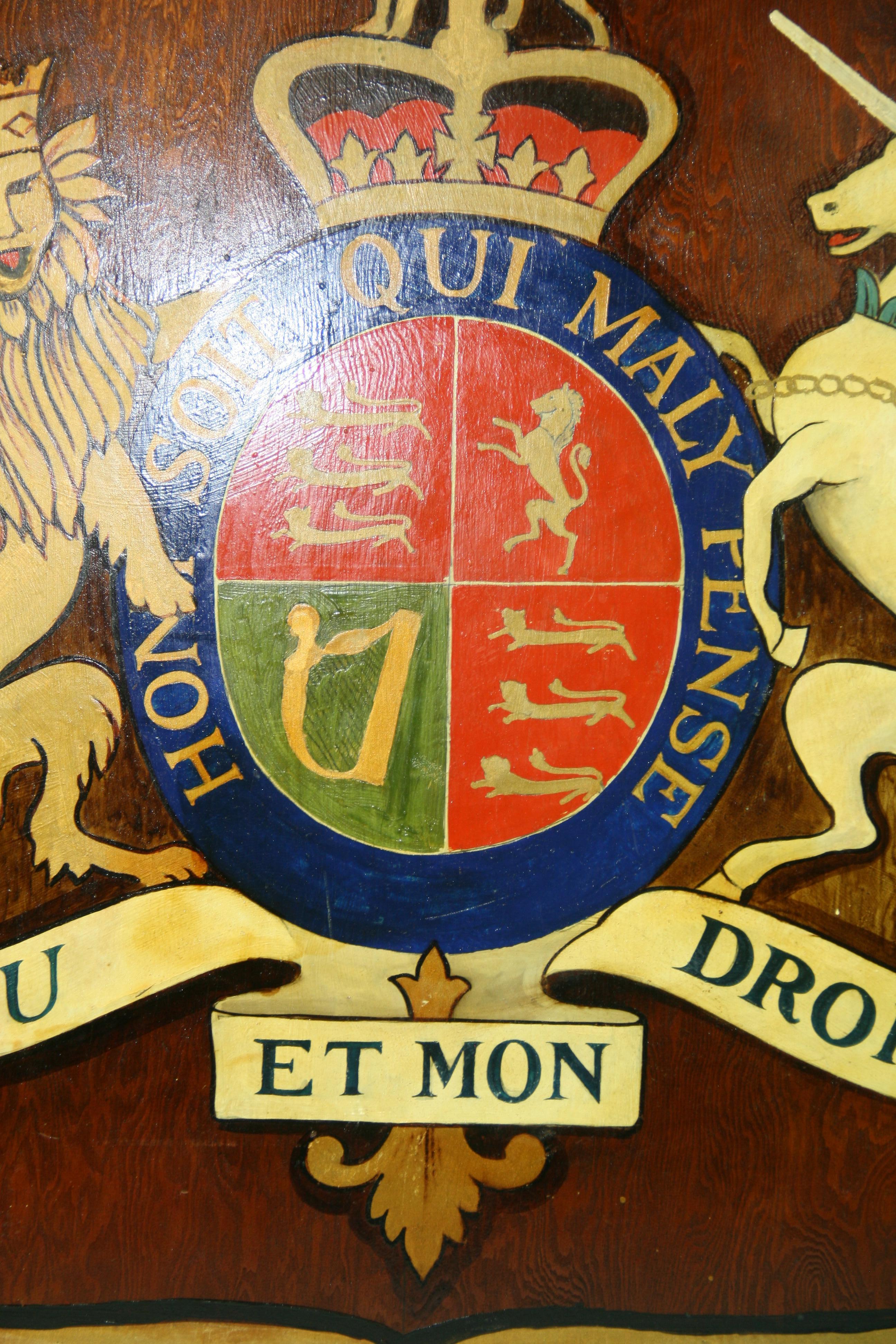 Grand manteau royal peint à la main sur bois en vente 7