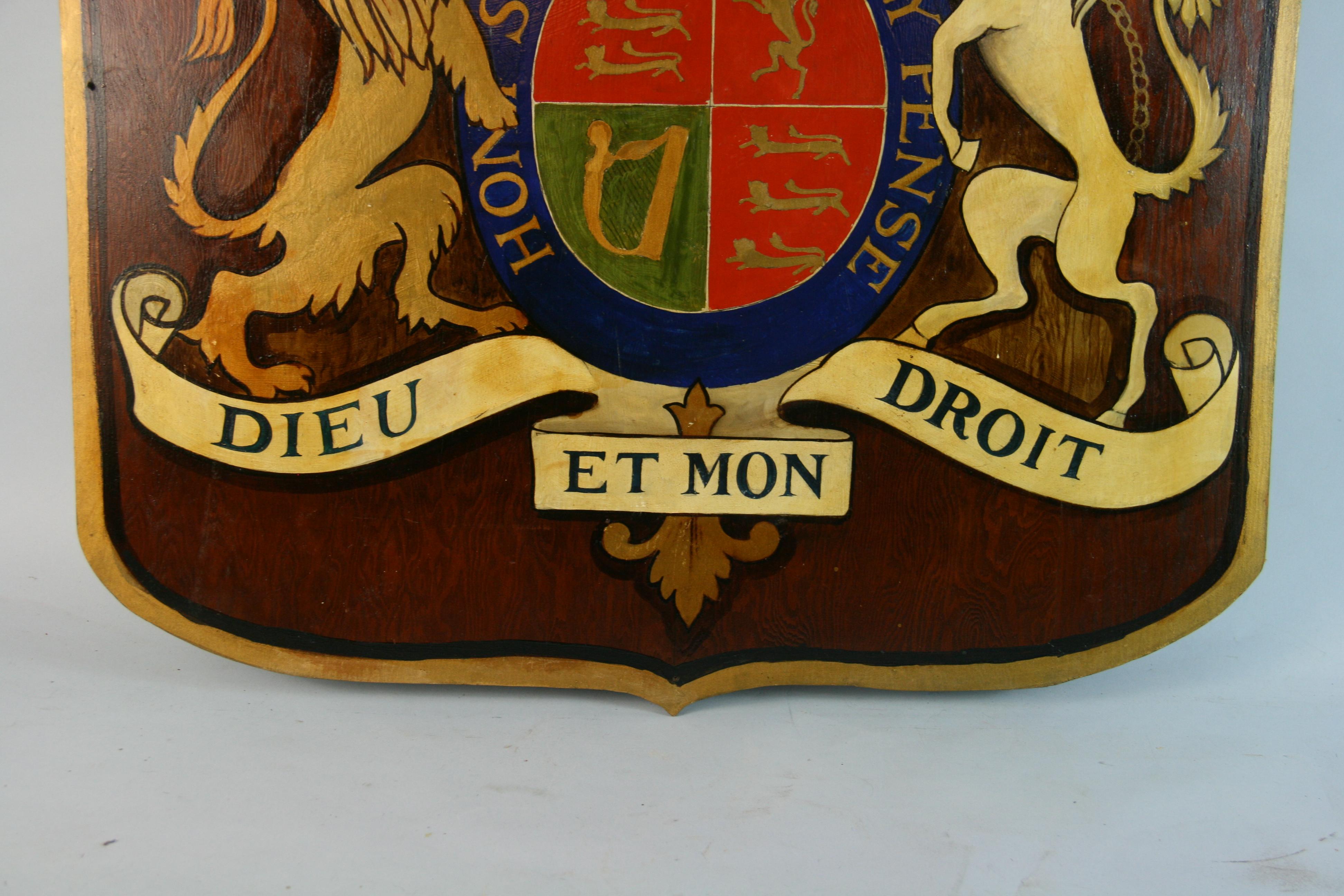 Grand manteau royal peint à la main sur bois en vente 9